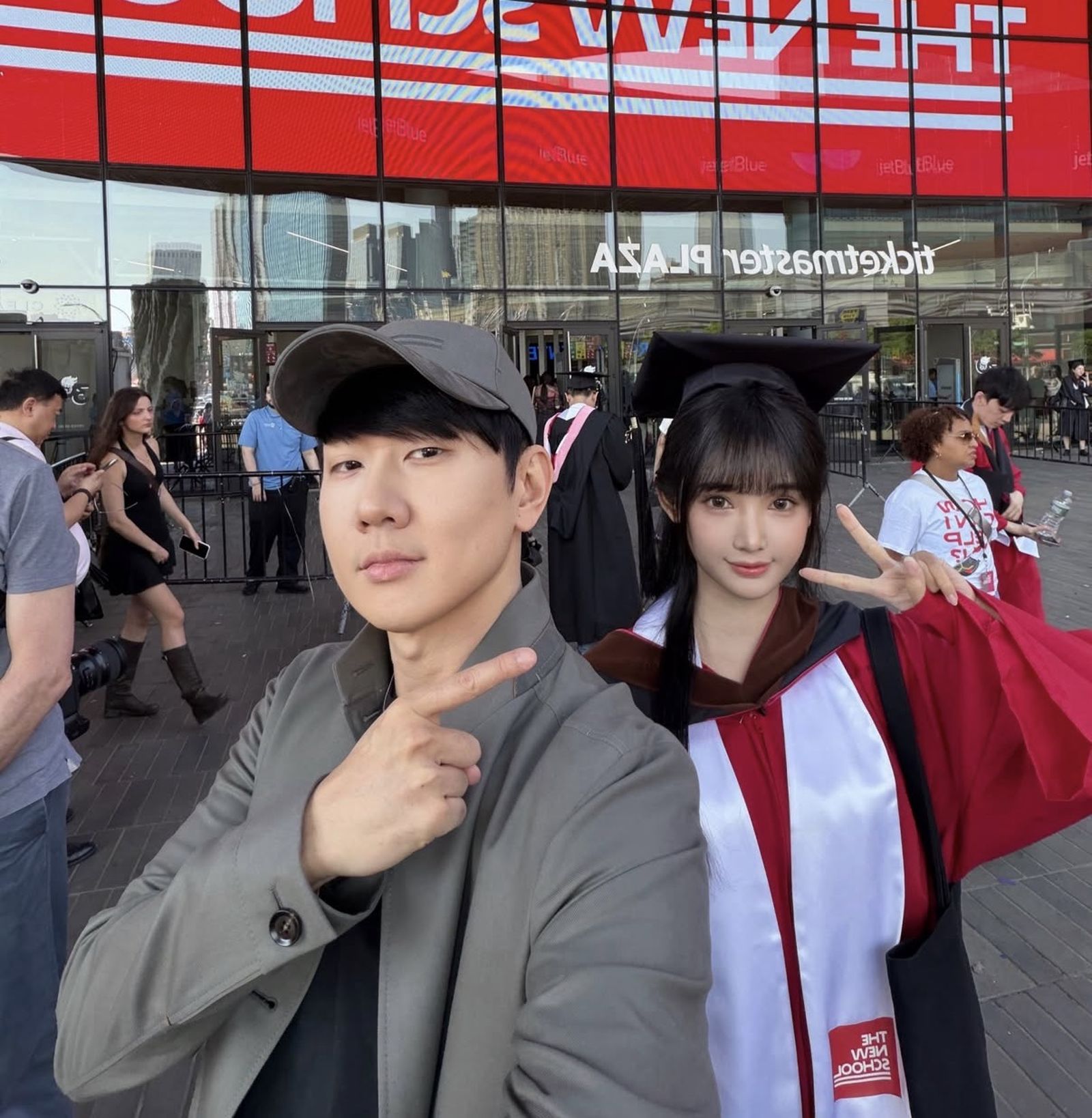 45歲林俊傑現身紐約放閃!出席23歲網紅女友畢業典禮 帶媽媽同行網預測:好事將近
