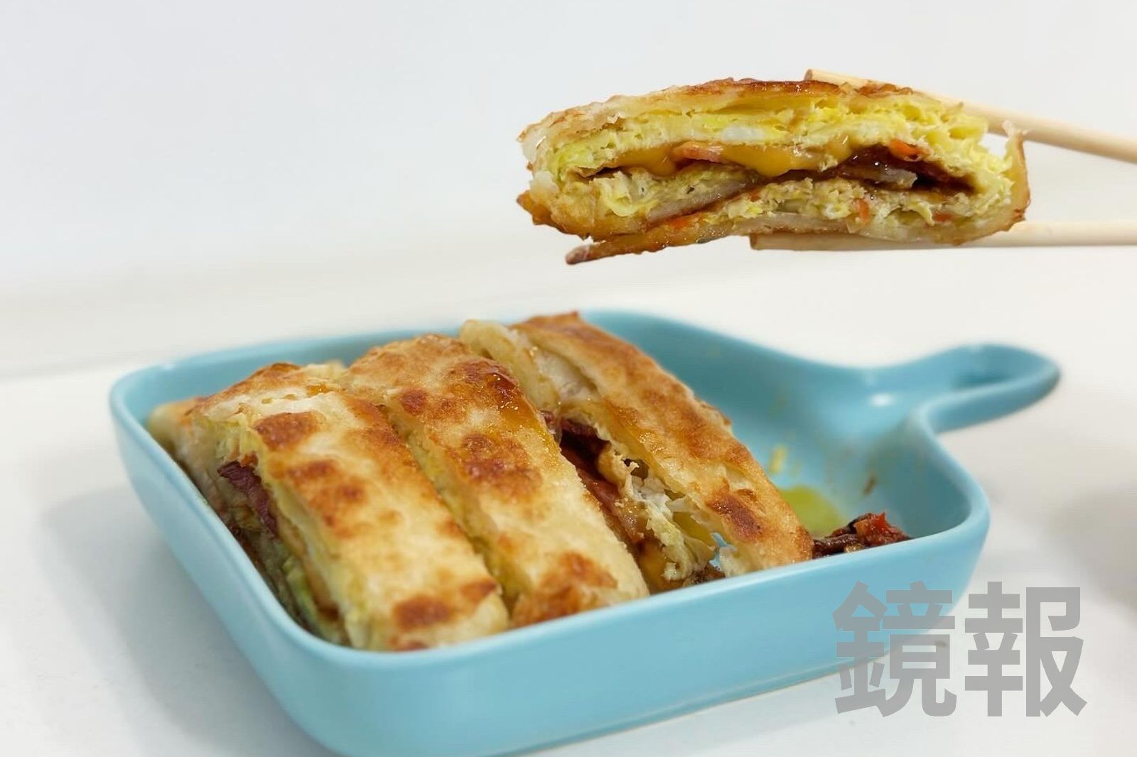 「高麗菜蛋餅」皮酥香厚Q,高麗菜餡很甜美夠味。(55元/份)