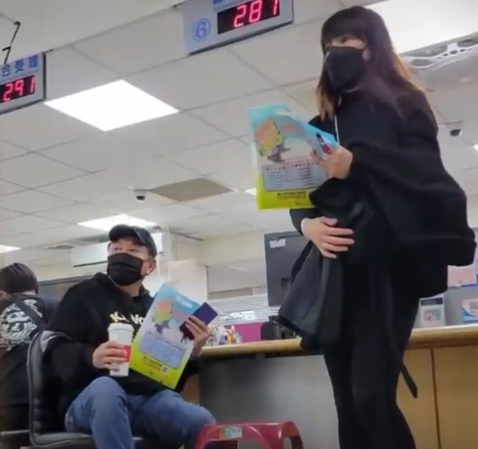 2022年,高國華和陳子璇正式簽字離婚。翻攝蘋果新聞網