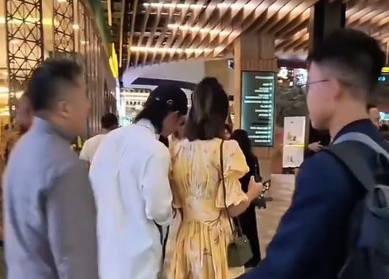 吳建豪被拍到與女伴逛印尼泗水商場。翻攝surabayasiders ig