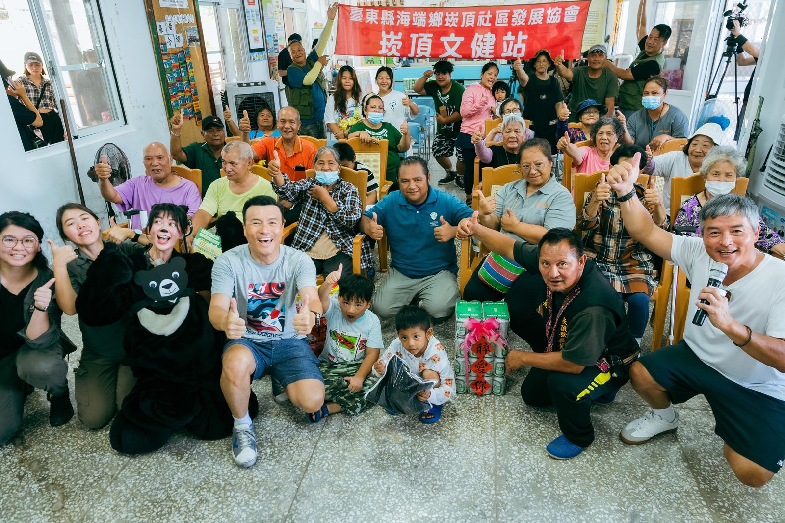 《歐吉桑騎士》李銘順（前右）、李銘忠（左四）、白癡公主（左三）前進部落宣導。公視提供