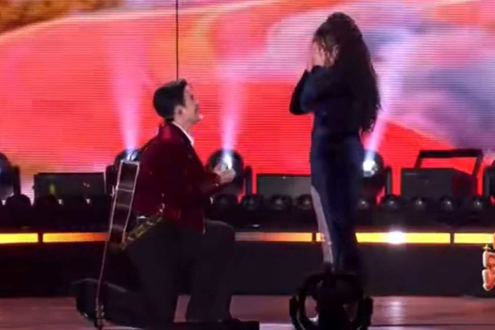 跨年晚會成「藝人放閃現場」　竟有單身狗怒酸：要不要給你們搬張床？