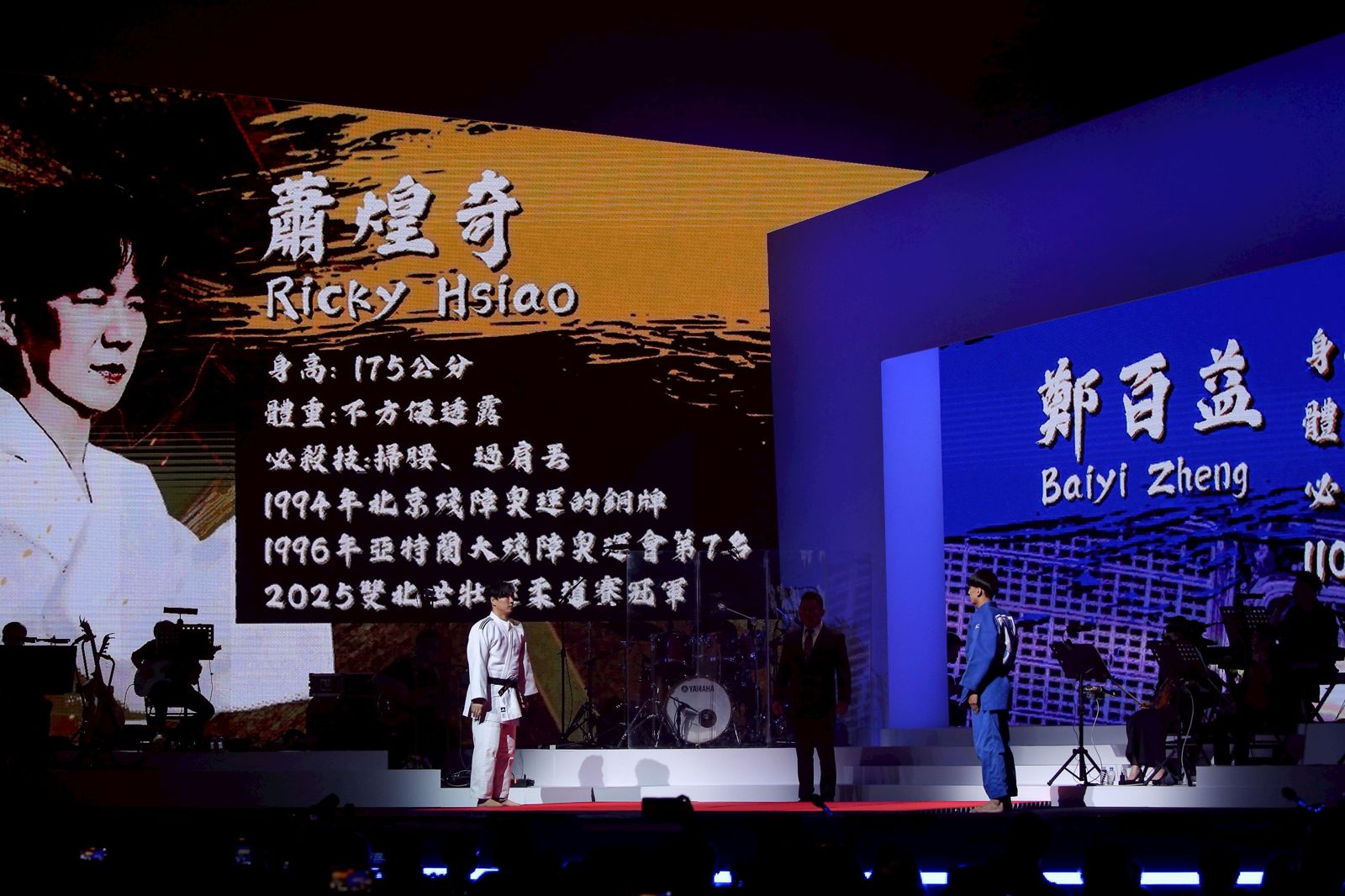 蕭煌奇（白衣）在演唱會上，上演柔道精彩對戰。李鍾泉攝