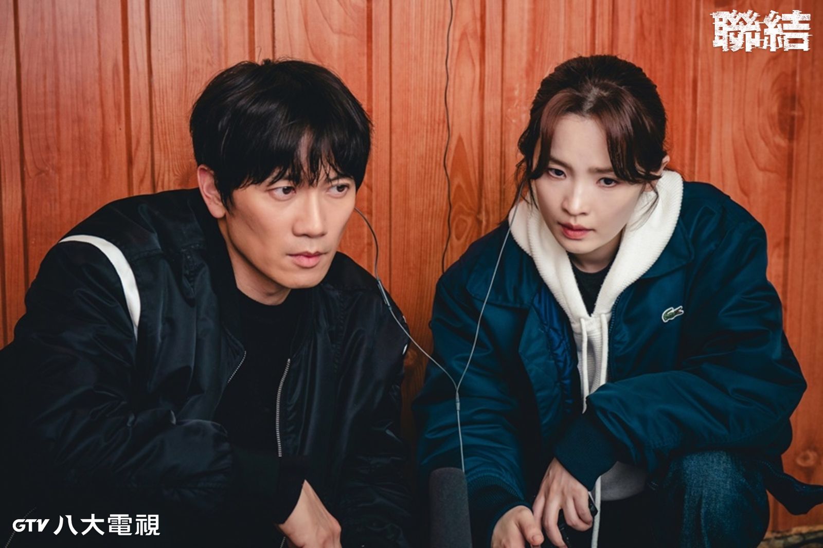 池晟(左)與田美都為追查案件真相攜手合作。八大提供