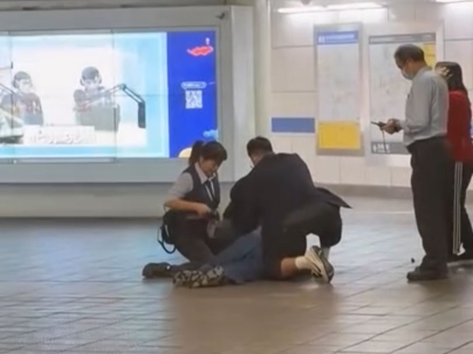 台北車站M8出口遭丟煙霧彈　男「挺身阻擋」遭砍不治