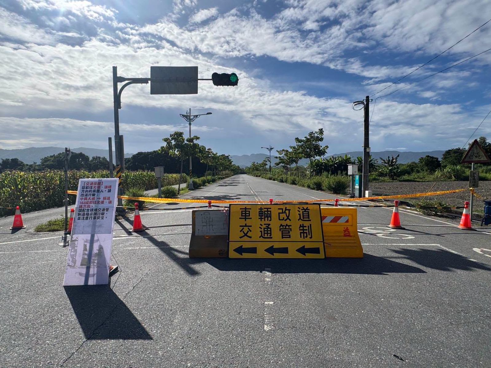 7月10日,花蓮萬里溪堰塞湖持續紅色警戒,縣府封閉部分橋樑。圖取自花蓮縣政府FB