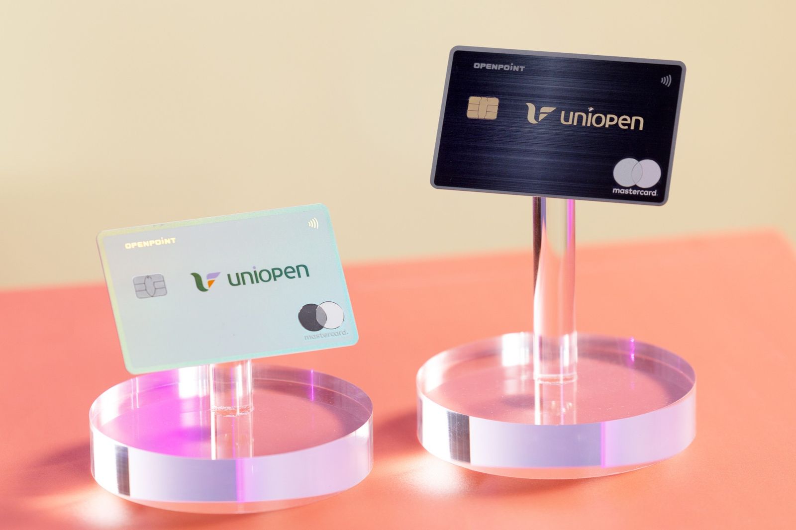 「中國信託uniopen聯名卡」鈦金卡為典雅簡約的白銀彩虹卡(圖左),世界卡為內斂大器的霧黑金鑽卡(圖右)。(統一集團供圖)