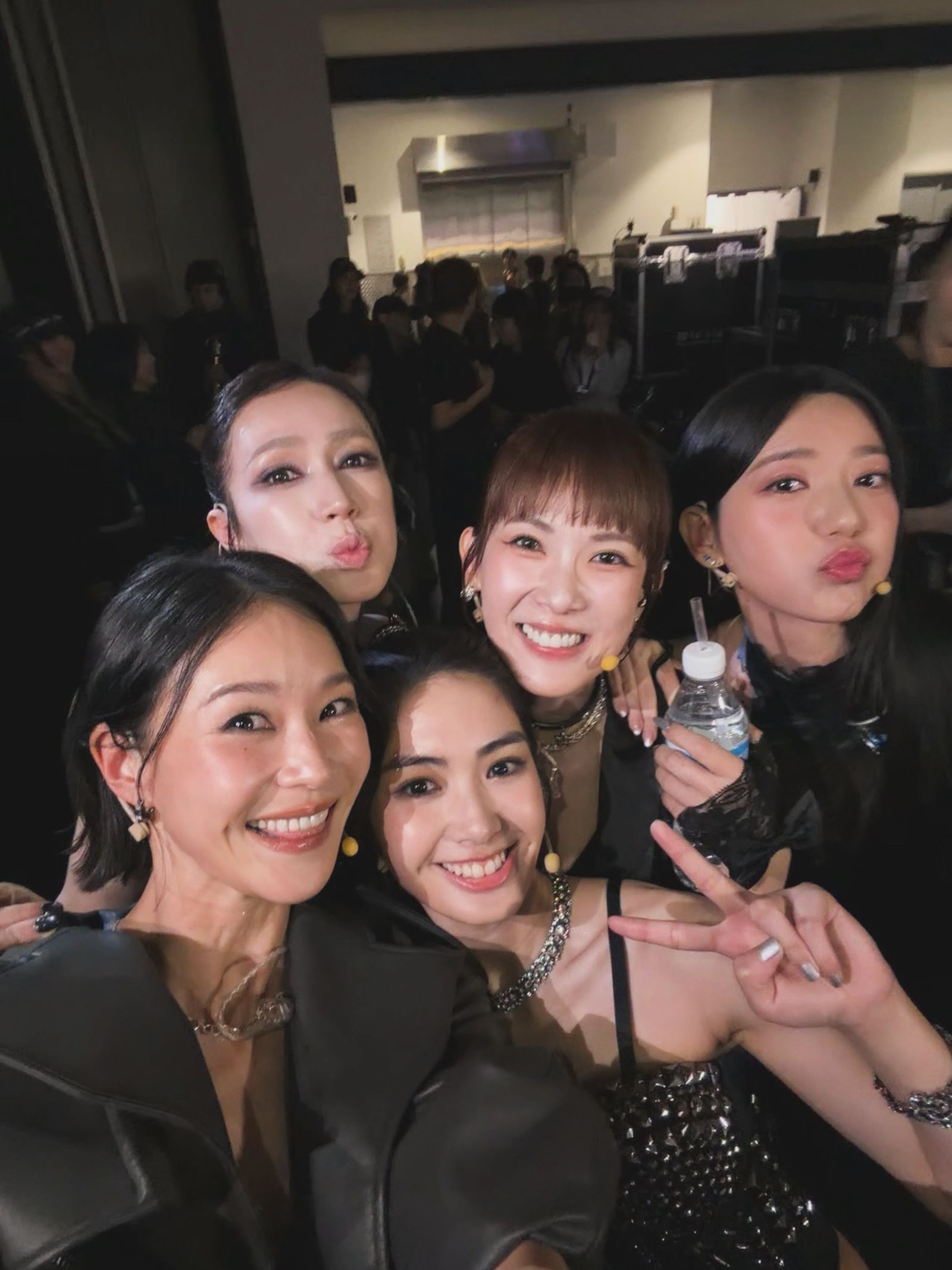 「金鐘61限定女團」帶來精彩唱跳演出。鍾瑶回到家竟沒辦法解鎖。圖/翻攝鍾瑶臉書
