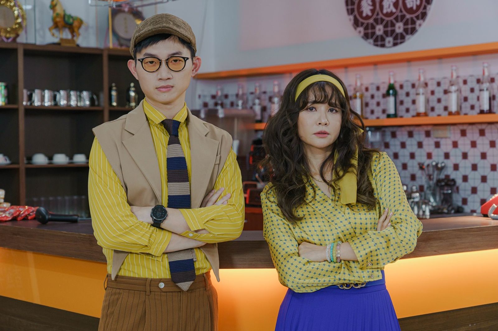 視網膜（左）與吳怡霈（右）於《成仁高中偵探社》交鋒。小公視提供