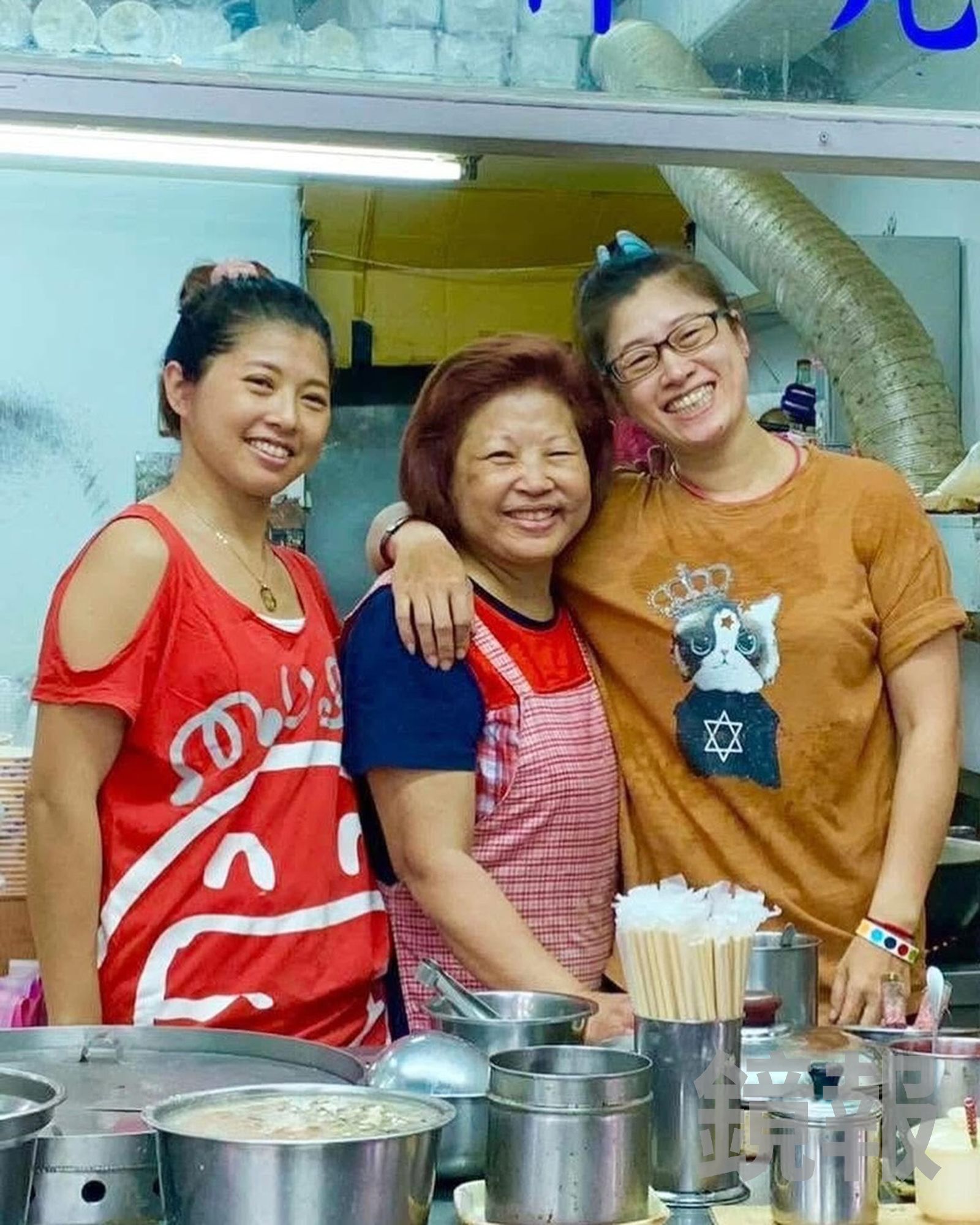 兩個女兒現在也辭掉工作，在店裡幫忙媽媽顧外場，被客人稱作肉圓姊妹花。