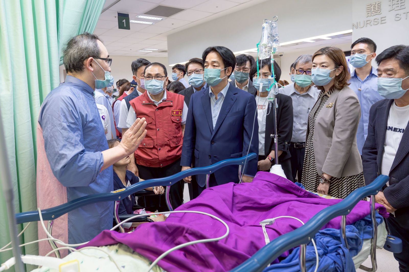 新北市三峽今天發生重大車禍事故,晚間總統賴清德前往新北市立土城醫院探視傷者及向家屬致意。(圖/總統府提供