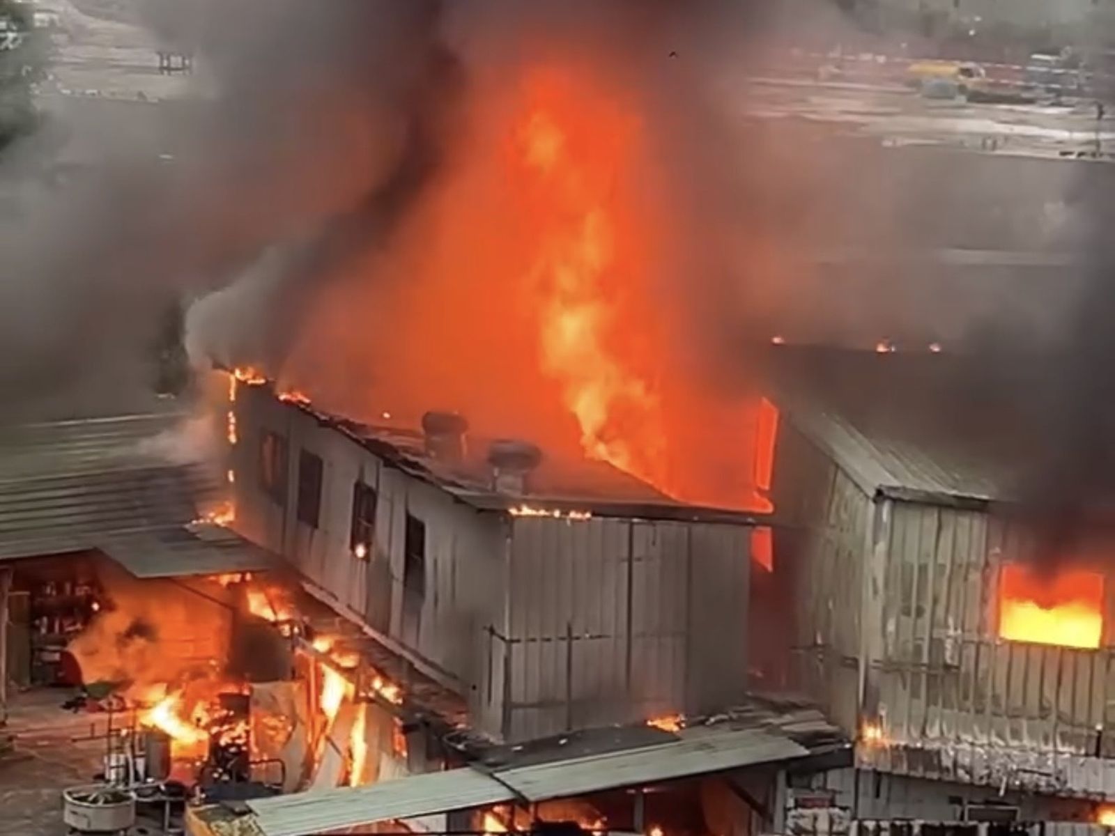 快訊/中和鐵皮廠房清晨惡火 火光黑煙沖天消防灌救中