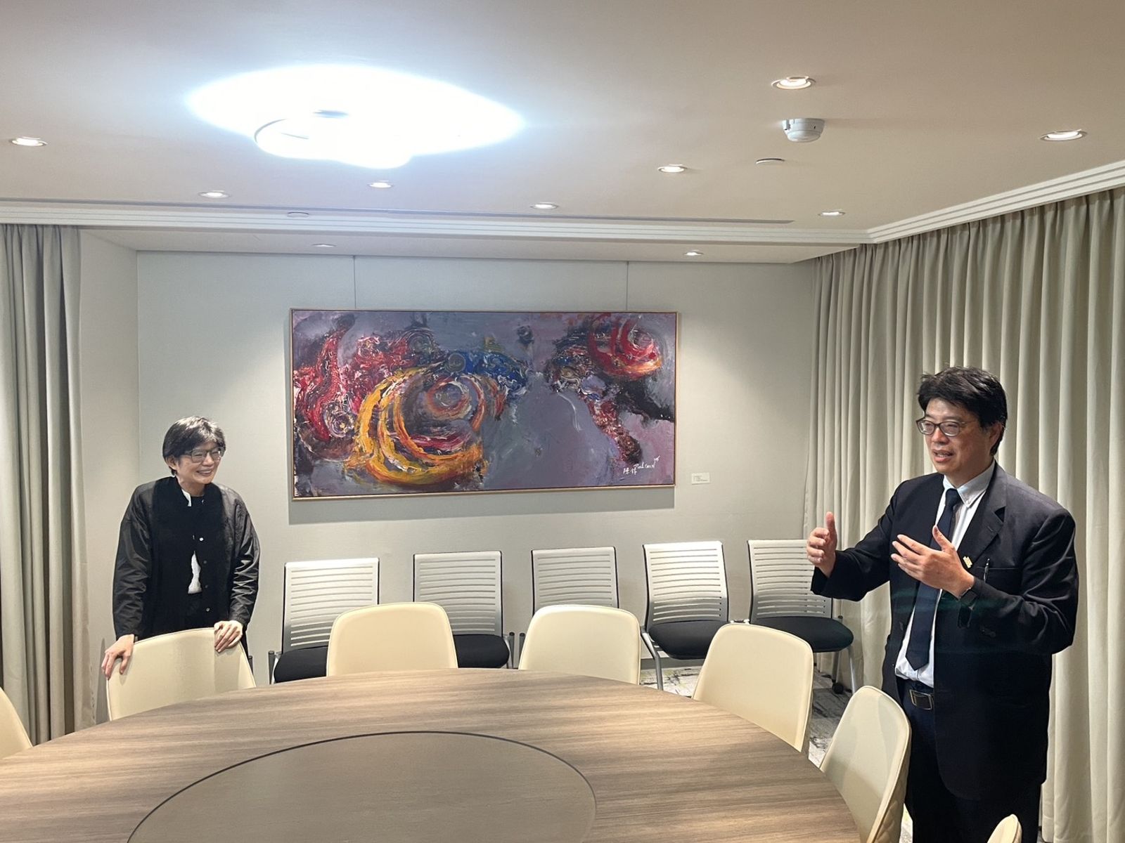 王鴻薇拿「AI圖」批花98萬裝修辦公室 邱垂正親自導覽:不怕檢驗
