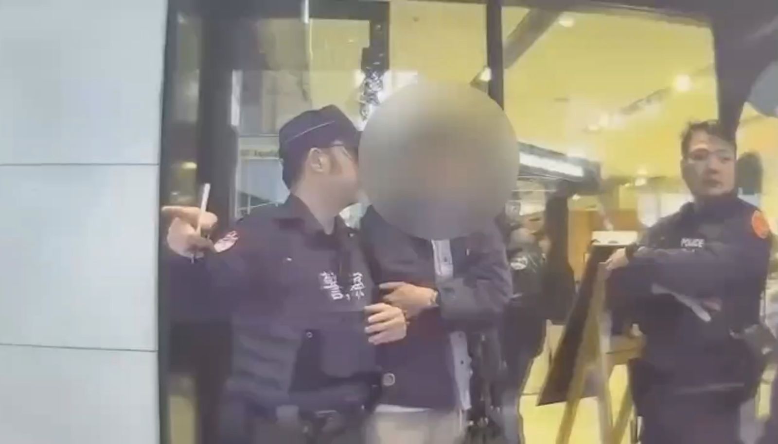 北捷中山站有偷拍狼提袋藏鏡頭　偷拍女子裙底風光當場被逮