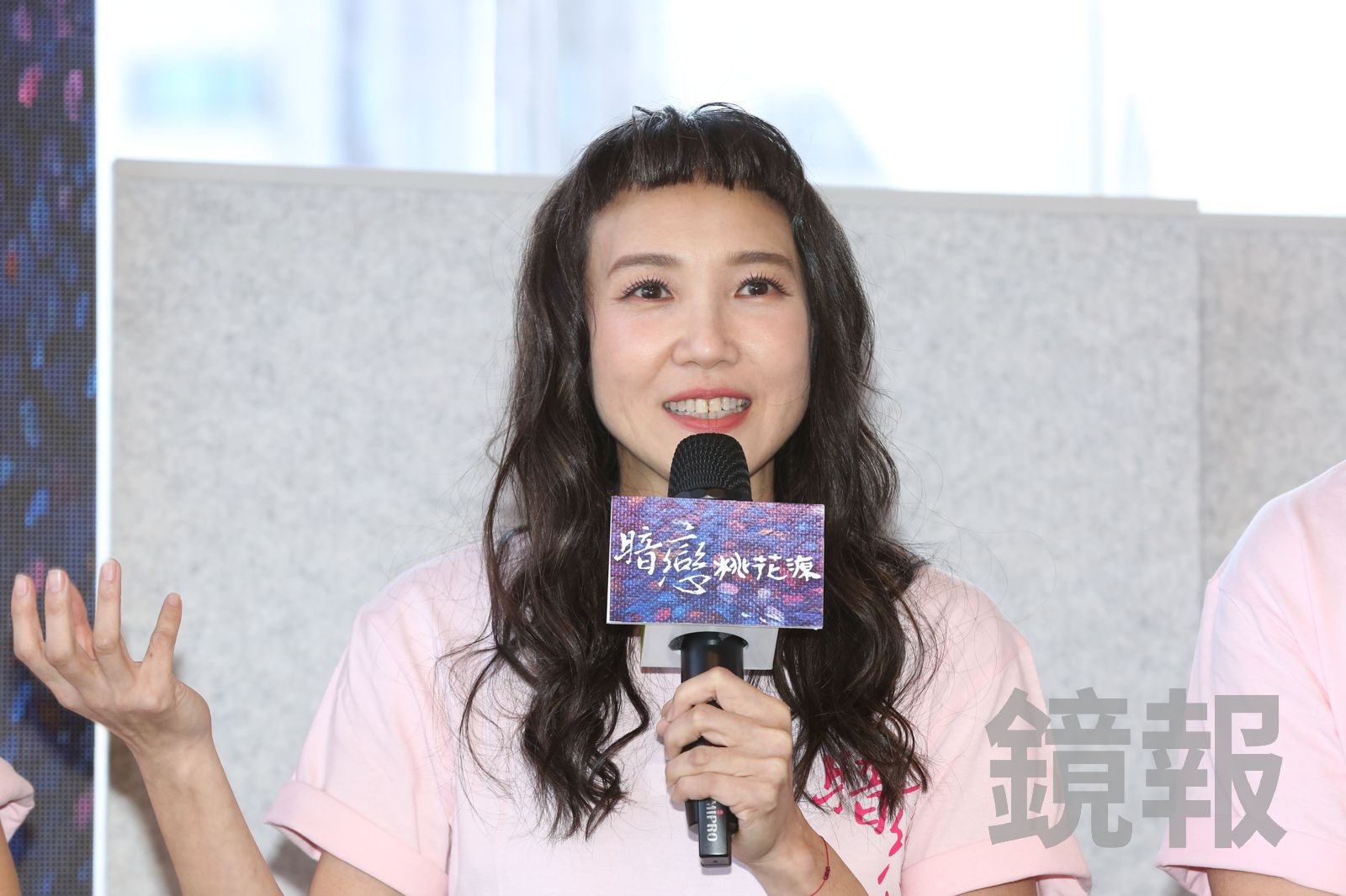 50歲女星遠距離穩交小8歲男友！4年半0見面「手都沒牽過」超離奇　甜笑喊：他超愛吃醋