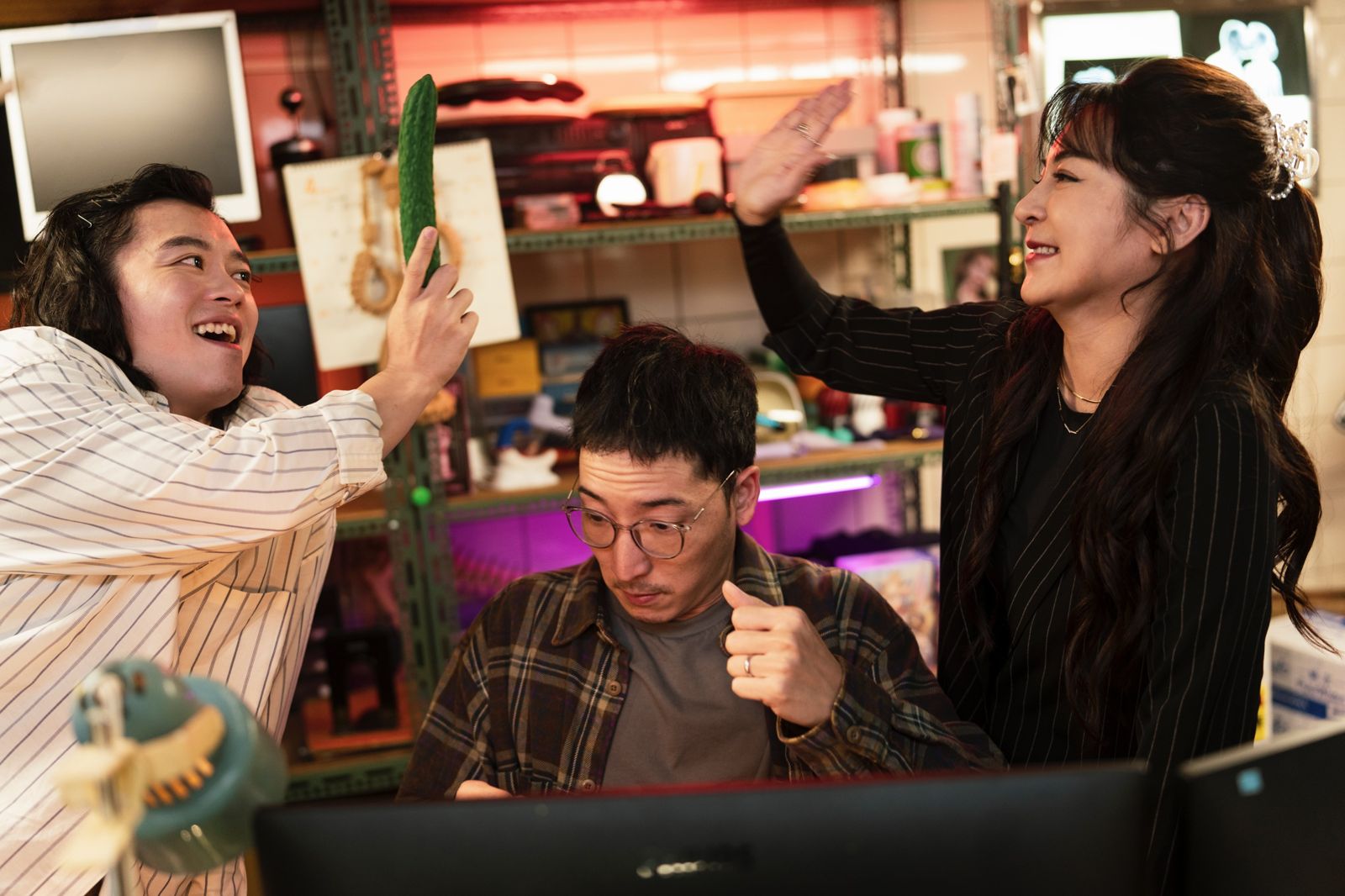 王彩樺(右)在《拍射吧!廷方!》飾演許時豪(中)女婿。金魚企劃、一團和氣提供