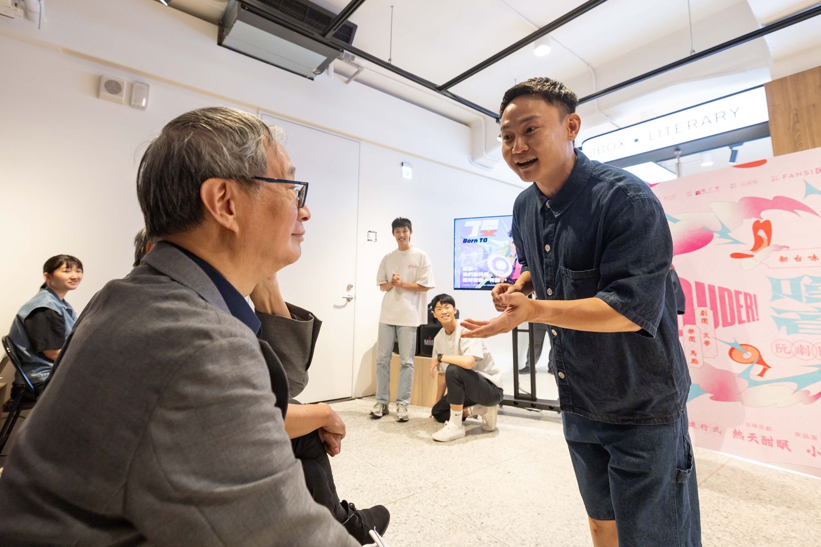 文化部長李遠出席記者會，期待結合台語、文學、設計跨域構成的戲劇作品，能讓在地文化走向國際。攝影／林政億