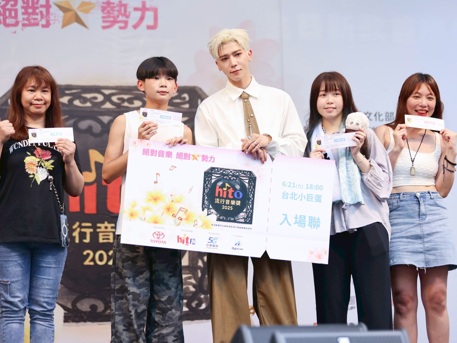 畢書盡17日在搶票會上與歌迷互動玩遊戲。劉耀勻攝