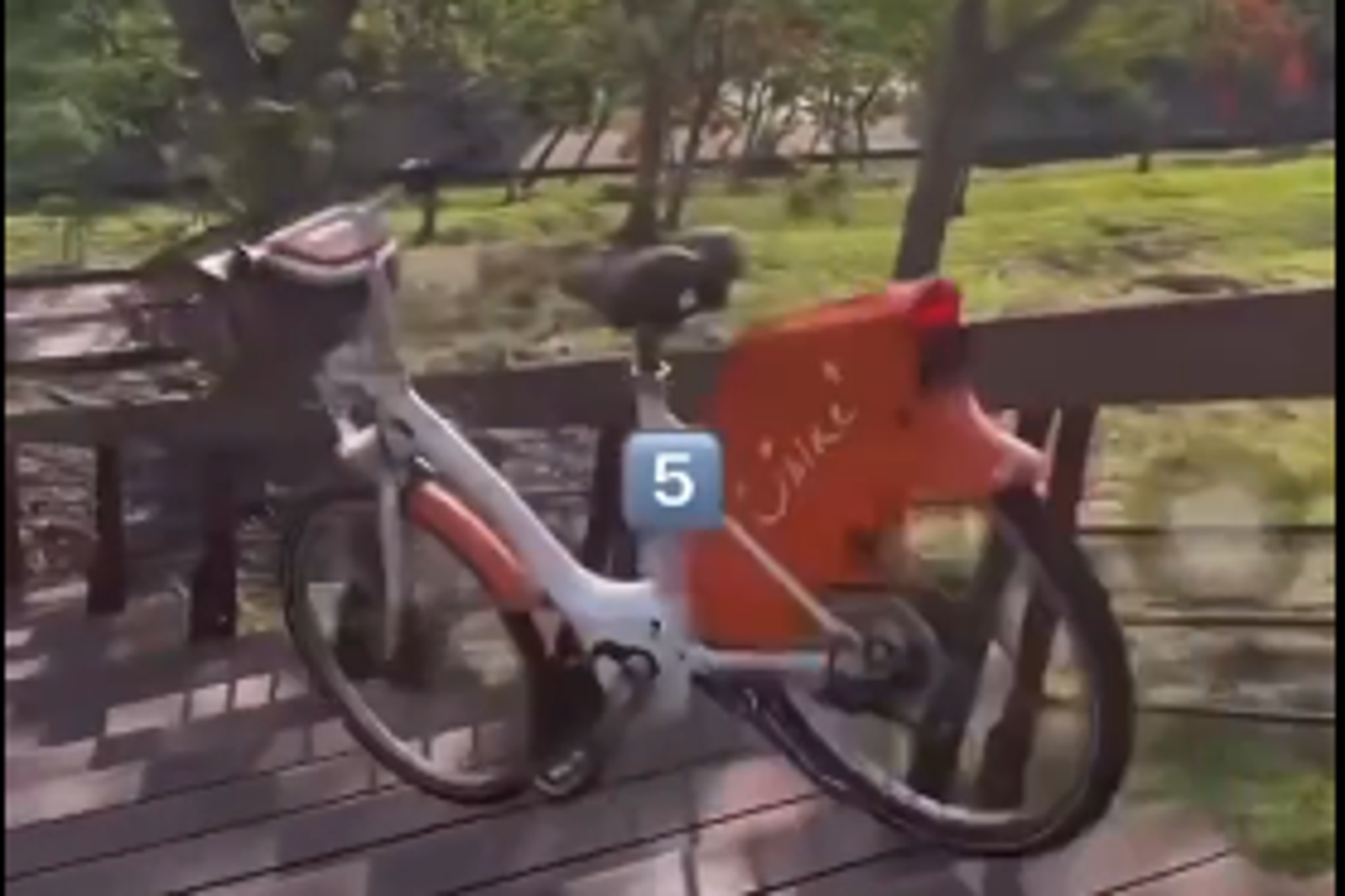 國中生將YouBike摔下樓梯。圖／翻攝自爆料公社