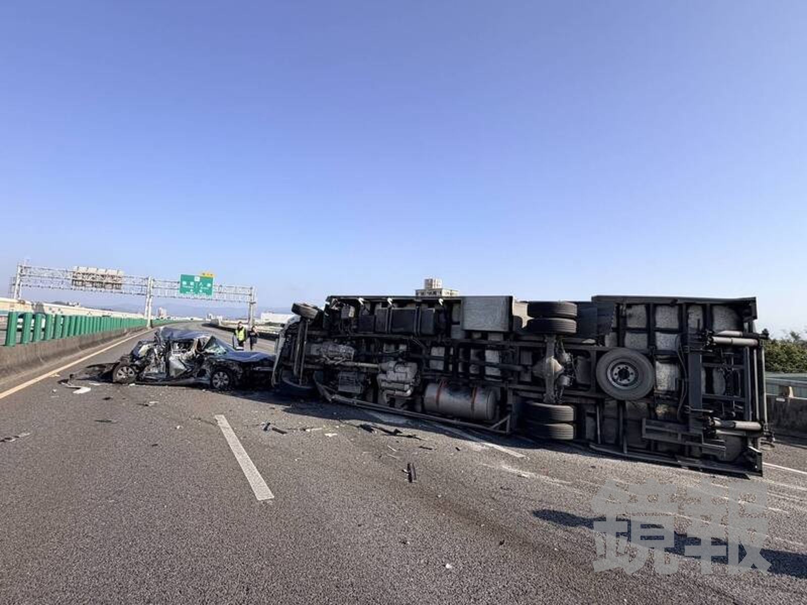 大貨車側翻,現場一片凌亂。民眾提供