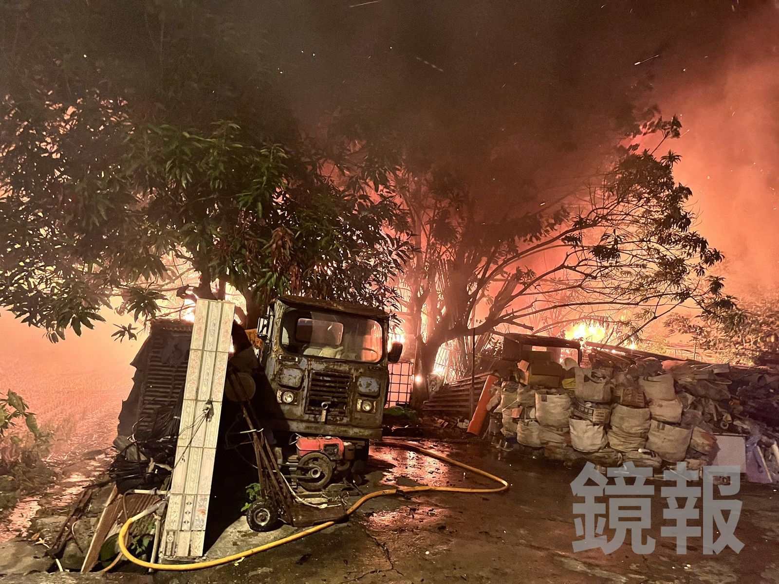 台中龍井雞寮「暗夜化火球」!恐怖橘光火舌瘋竄 尋獲77歲翁焦屍
