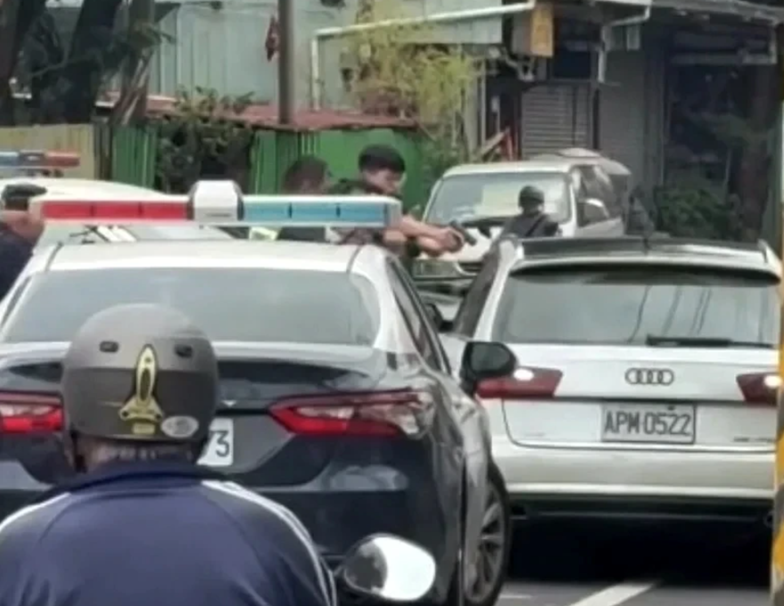 奧迪男疑毒駕衝撞警車 台南警連轟14槍擊破輪胎 棄車狂奔狼狽跌倒被壓制