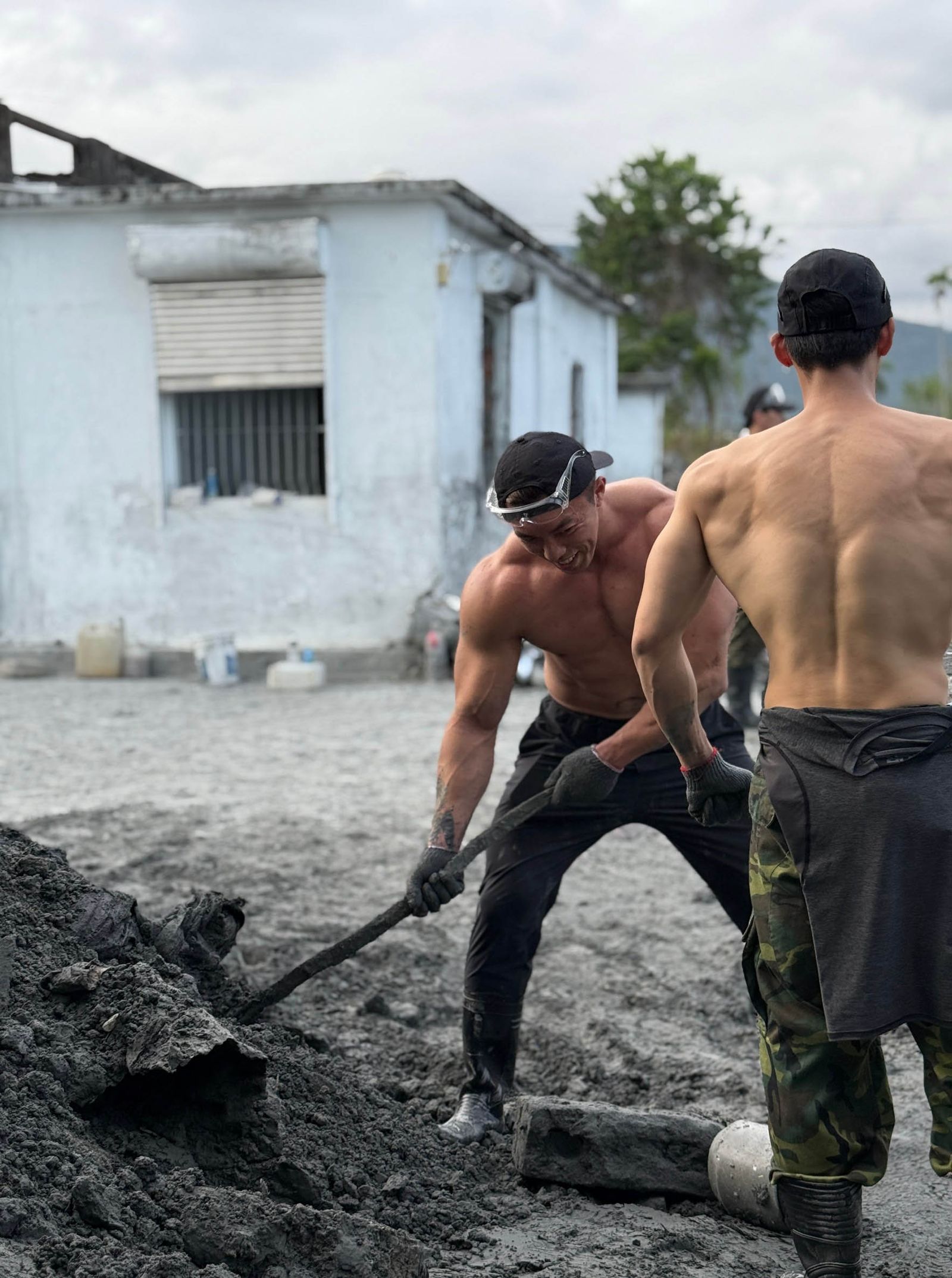 李振瑋號召百人投入救災。翻攝李振瑋IG