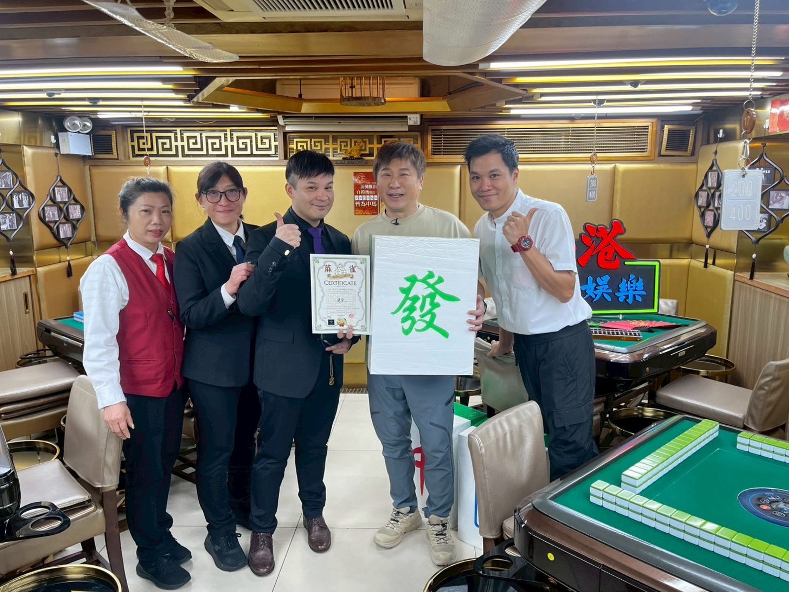 香港麻將的玩法跟台灣不一樣,但胡瓜很快上手。下面一位提供