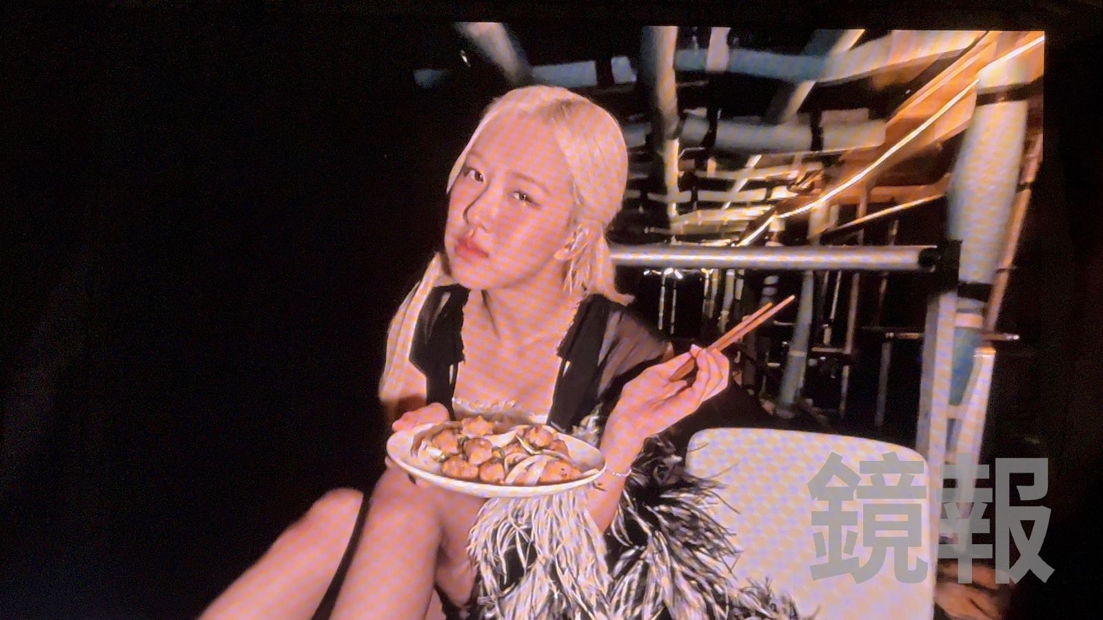 今晚的小吃是台味鹽酥雞,滿滿一盤旁邊還有洋蔥。讀者提供