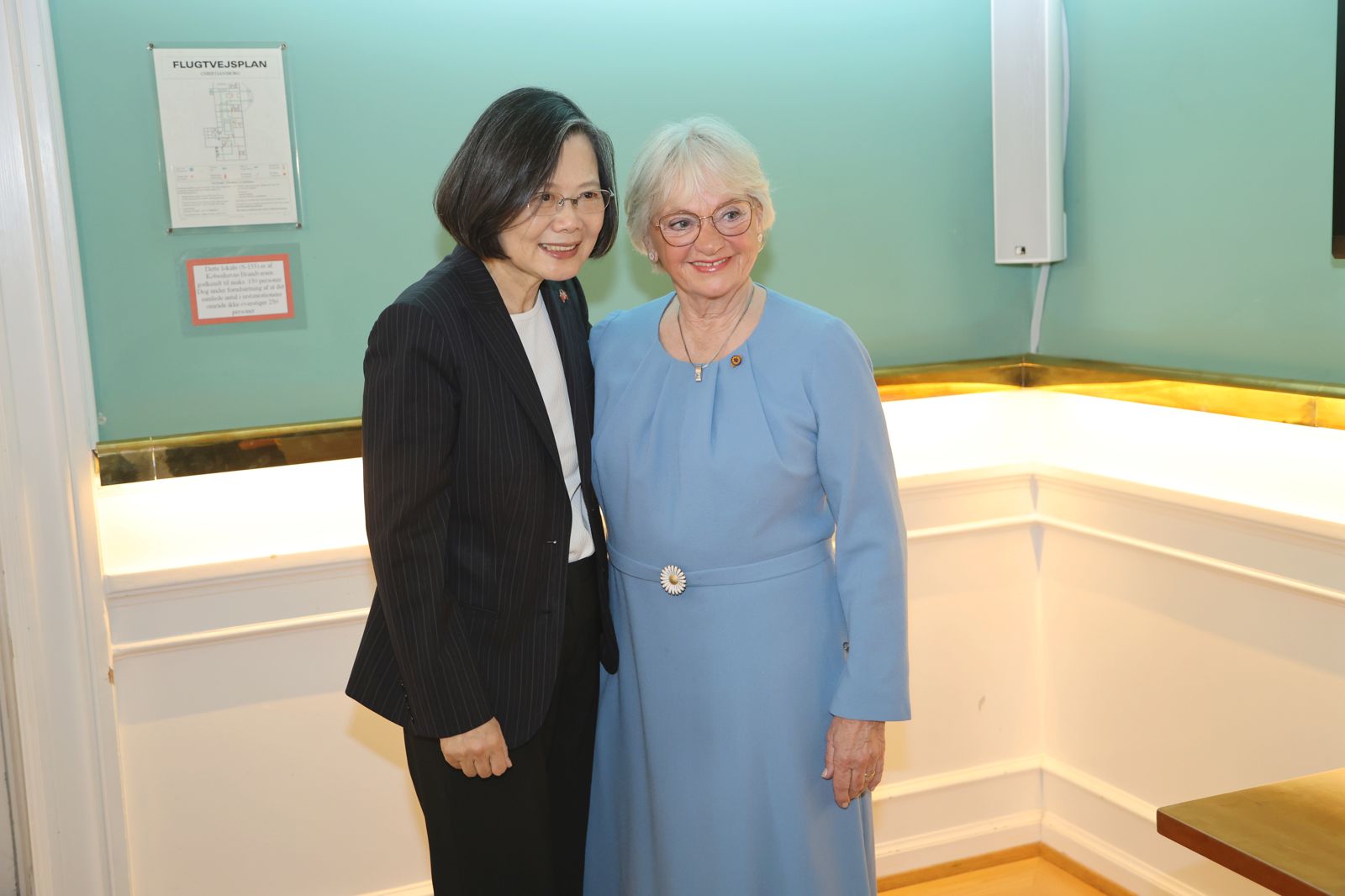 蔡英文參訪丹麥國會，和丹麥國會友台小組主席柯絲高（Kjærsgaard）合照。（圖／蔡英文辦公室提供）