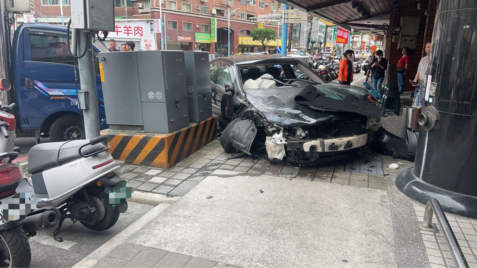 快訊／蘆洲爆警匪追逐　嫌犯車輛衝撞人行道