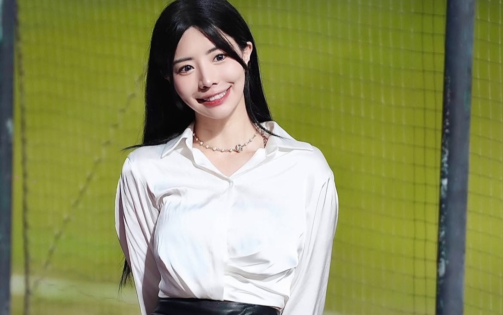 樂天最正MC甩「啦啦隊小三」風波！甜勾高富帥約會　交往已半年以上