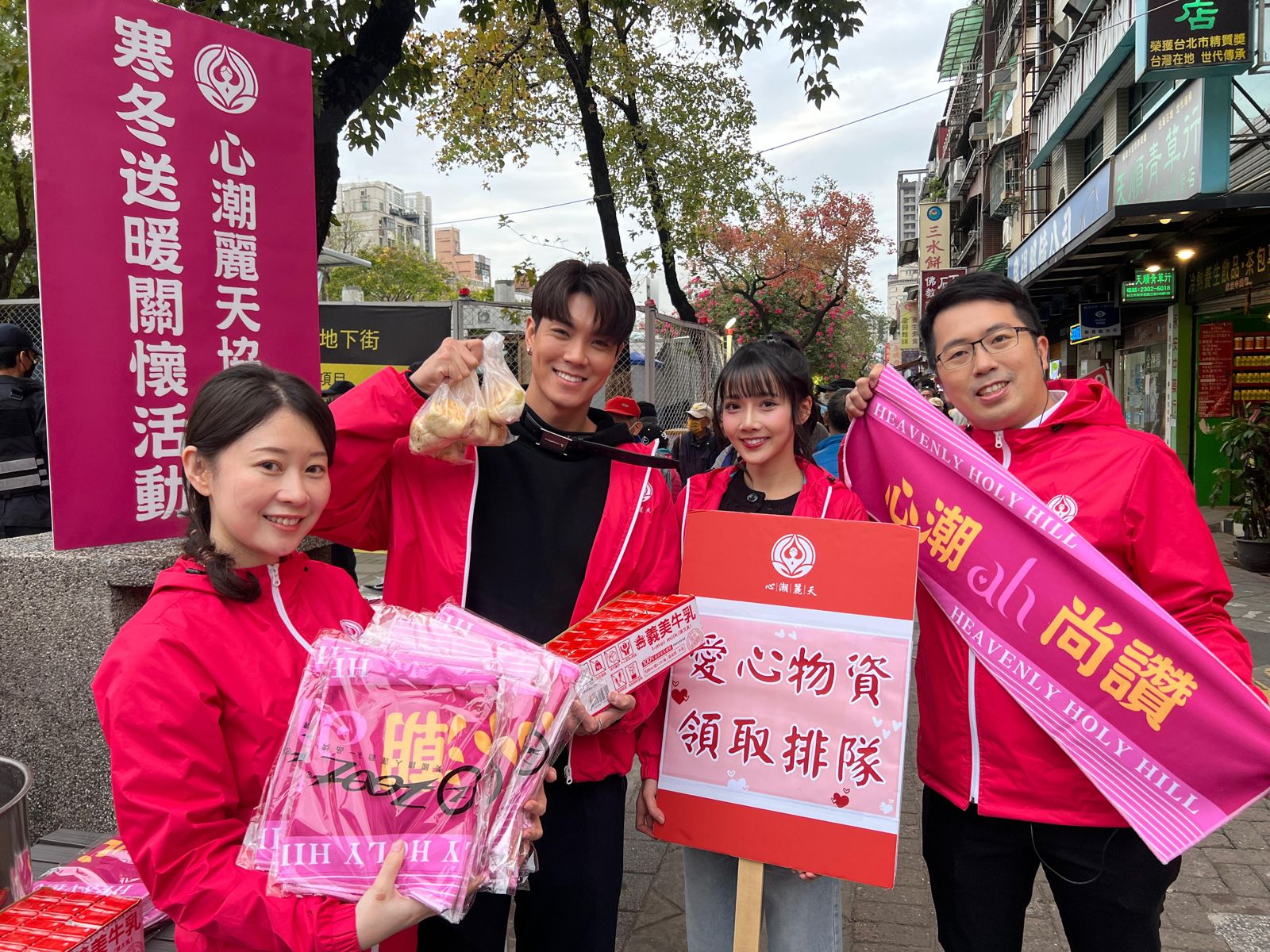 低調不募款、寒冬關懷不間斷！心潮麗天協會攜手衣宸（左3）、兆群（左2）用陪伴守住寒冬 。心潮麗天協會提供