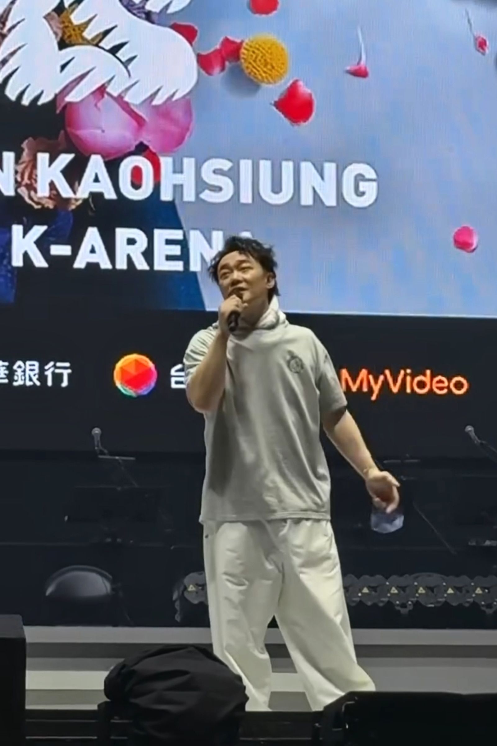 陳奕迅昨脫下口罩驚喜加唱安可曲。翻攝Threads