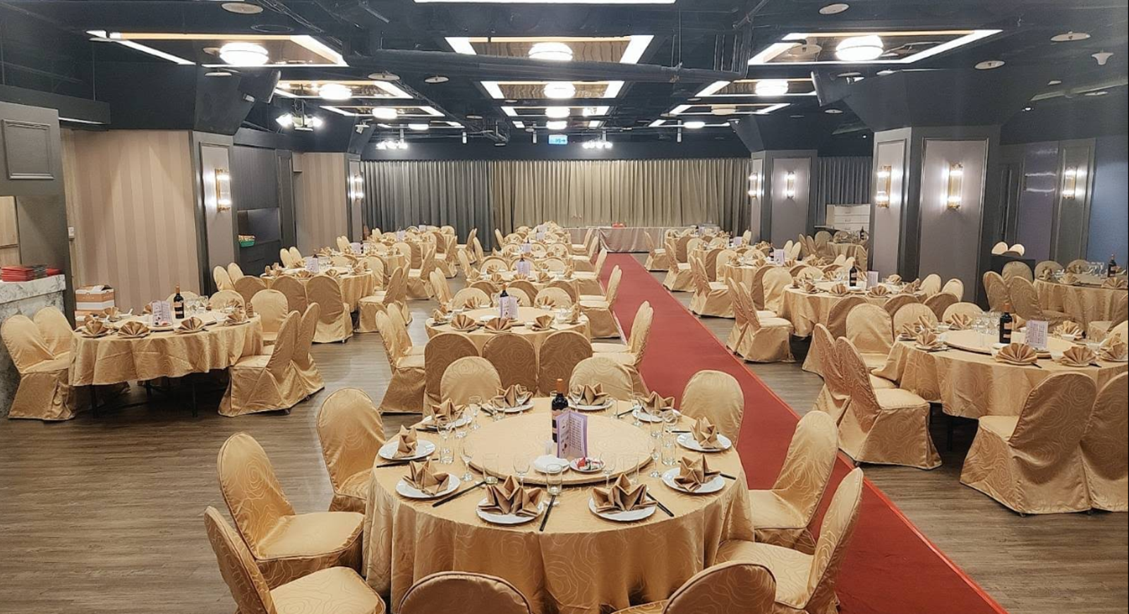 北市府樓下的宴會餐廳府宴被查出高達20件過期食品,遭市府解除契約。翻攝畫面