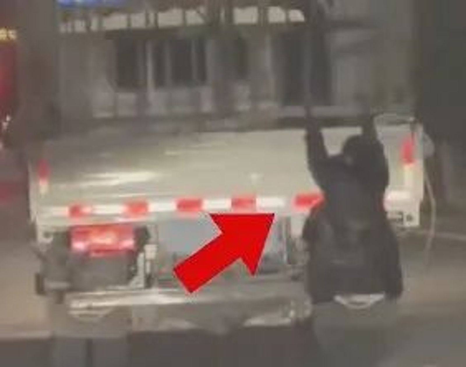 懷疑老公出軌！超強正宮「掛貨車尾部」找小三　警傻眼急攔下