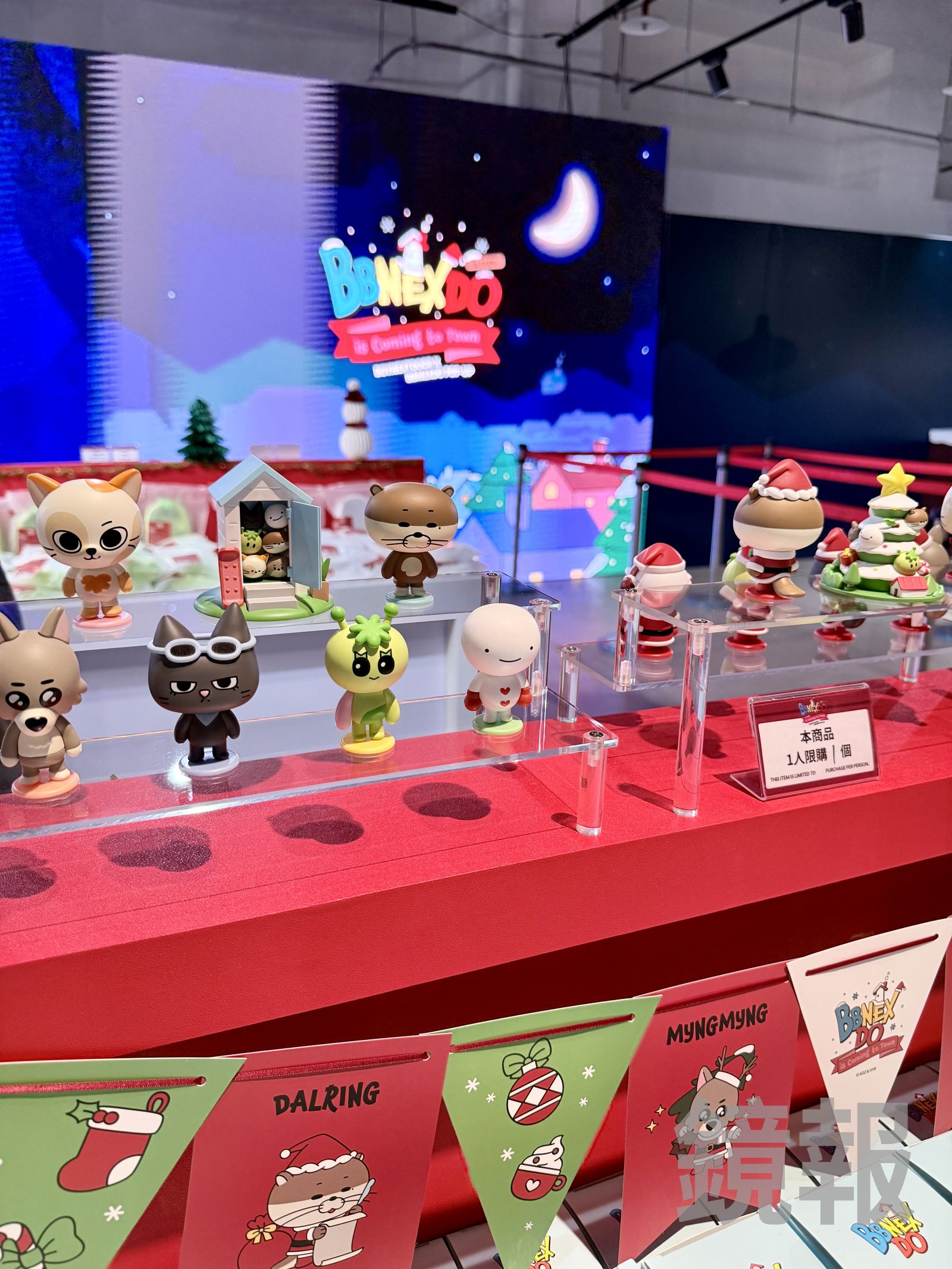 現場提供多項周邊商品供粉絲挑選,還有滿額贈活動。林奕雯攝