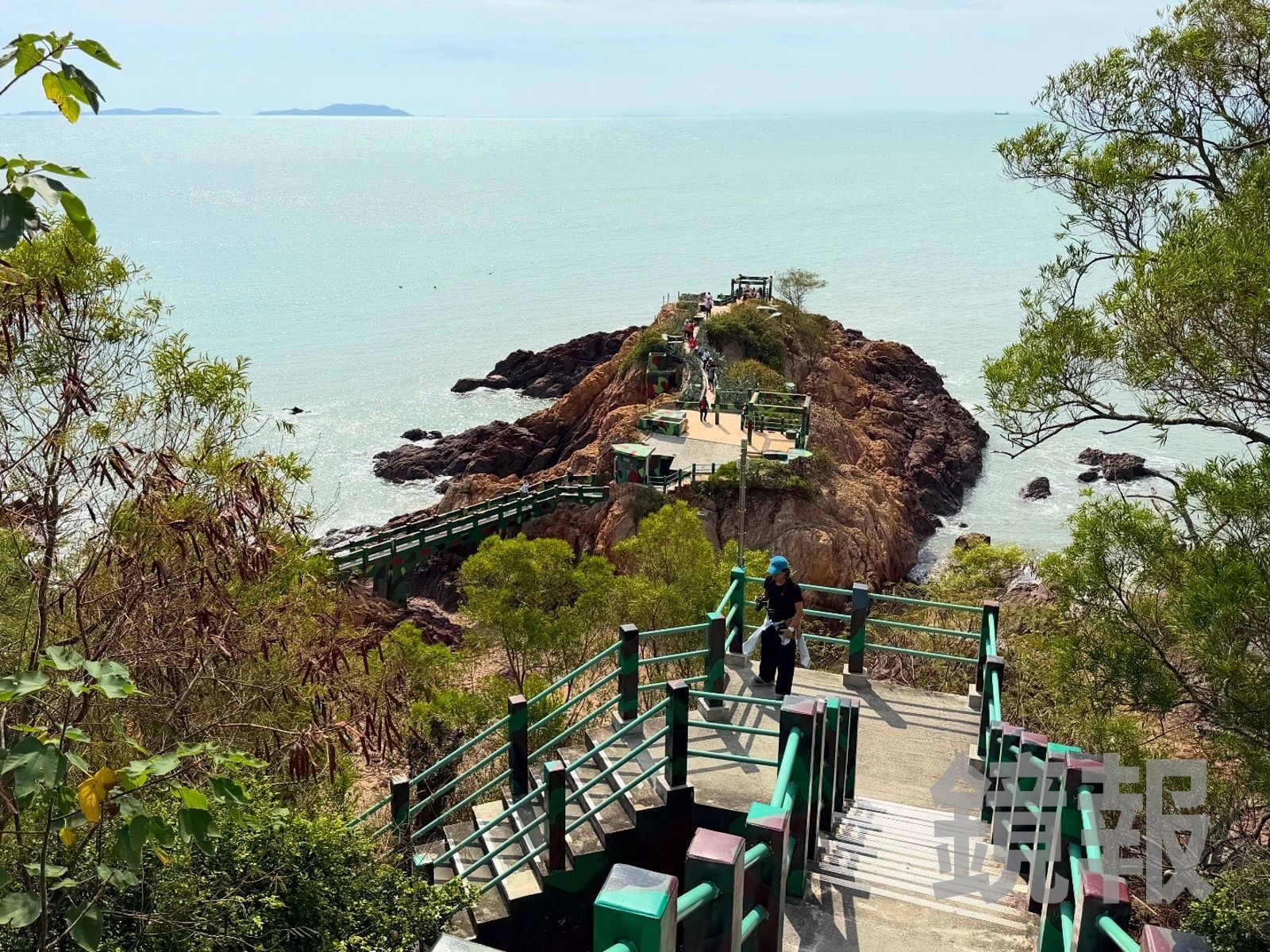 戰事結束才設置觀光步道,讓民眾能輕易登上礁岩,一探鐵堡的神祕。