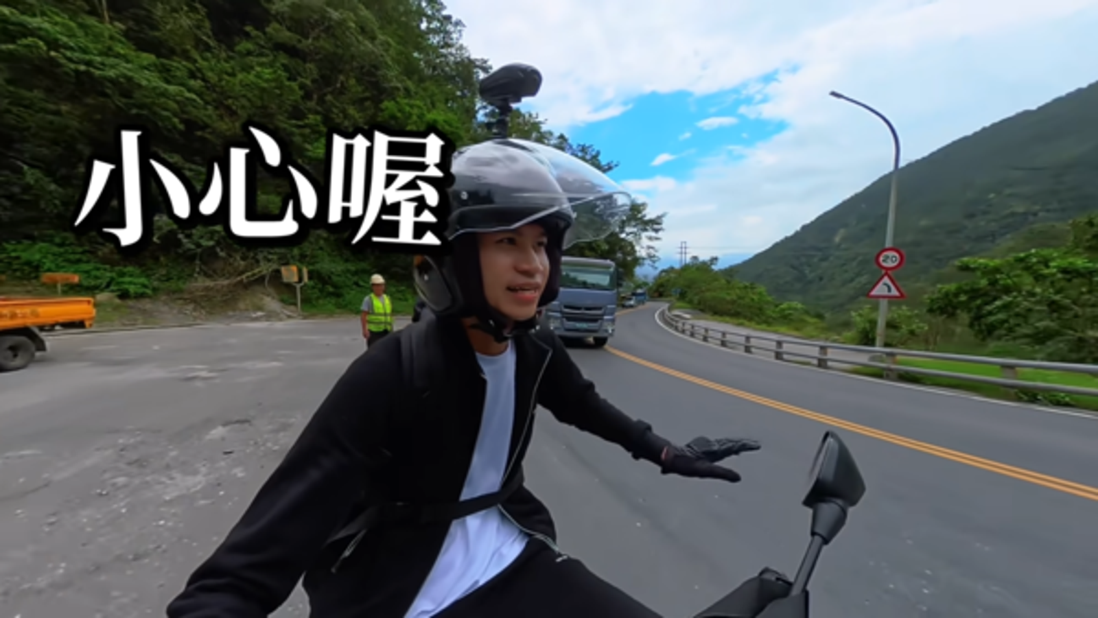 工人提醒Andy路上小心。翻攝Andy YT頻道