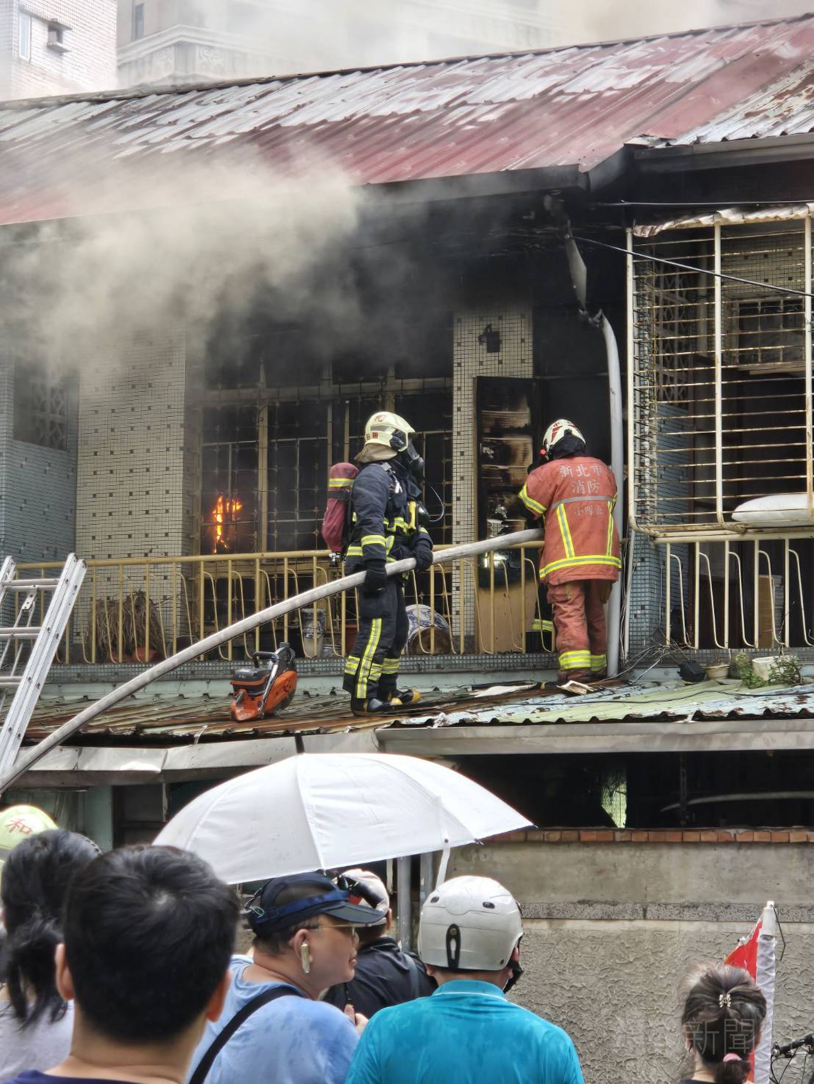 警消前往灌救。翻攝畫面