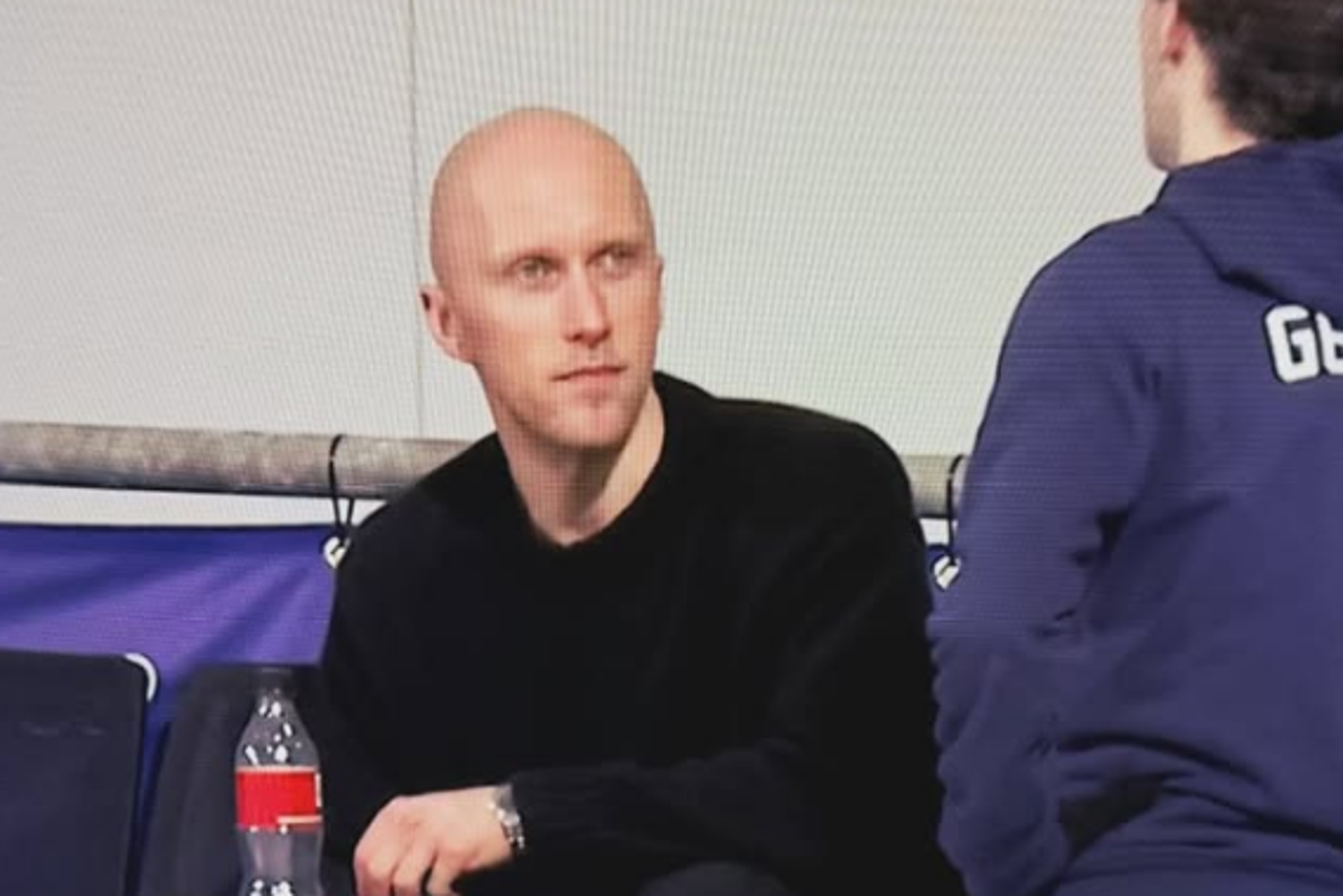 最忙教練是他!帶13國16名選手征戰冬奧 15分鐘換裝秒切換身分