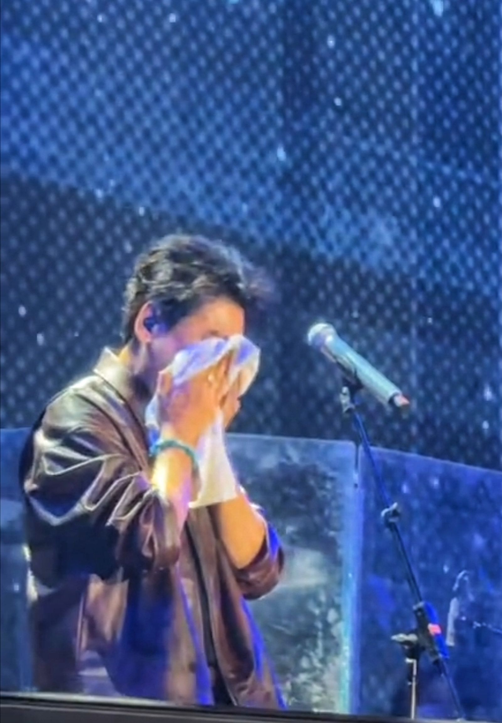 朱孝天演出時忍不住拭淚。翻攝@_大豬微博