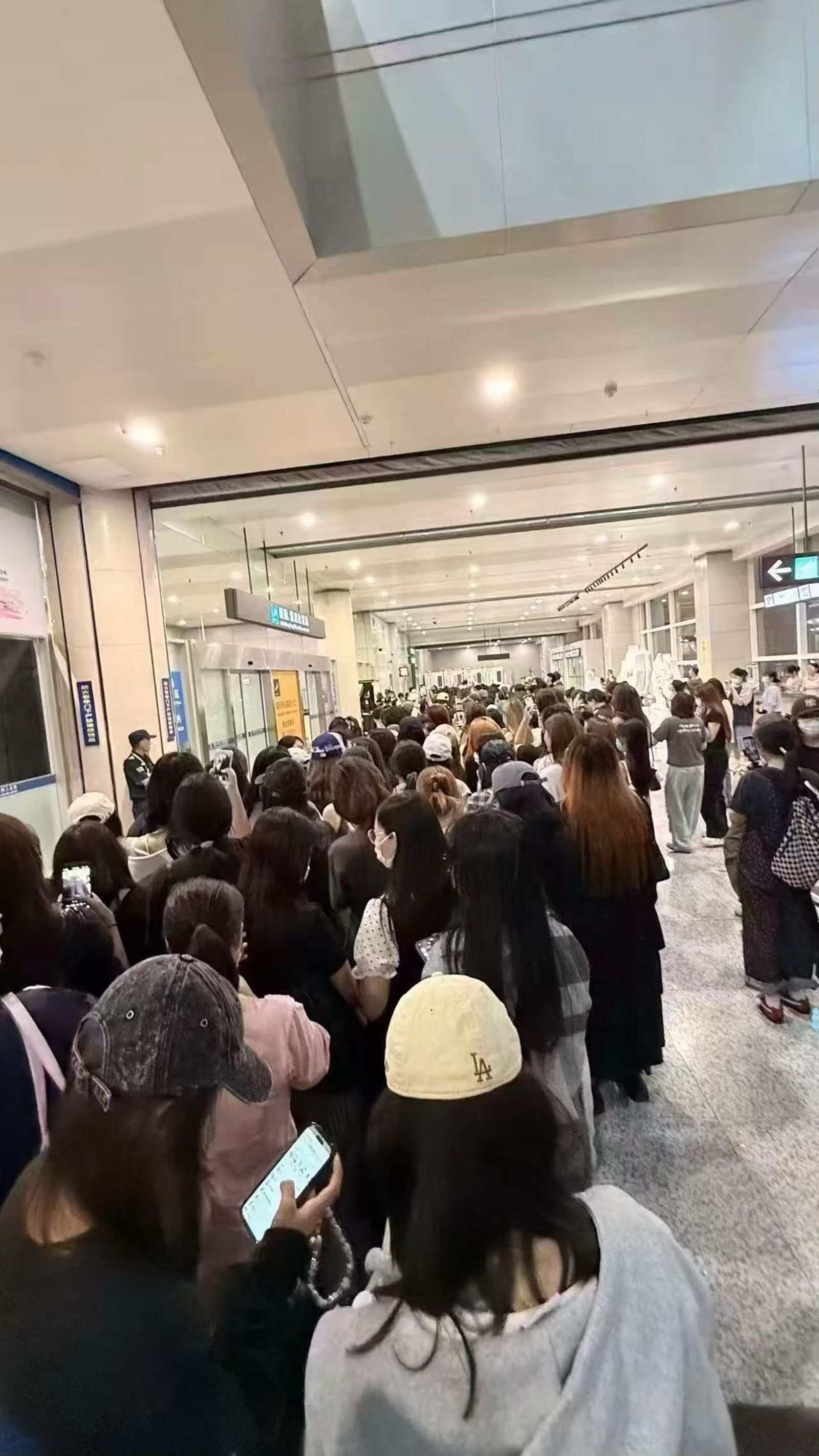 無錫機場塞滿兩人的狂粉。翻攝微博