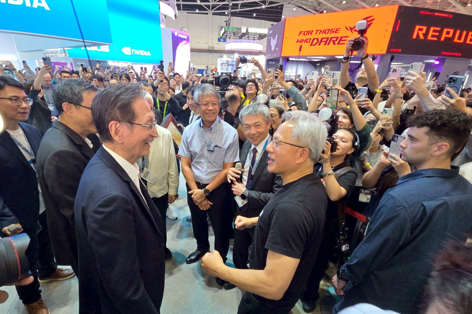 華碩前三季每股大賺44.6元　已備庫存4個月因應記憶體供不應求　考慮明年漲價