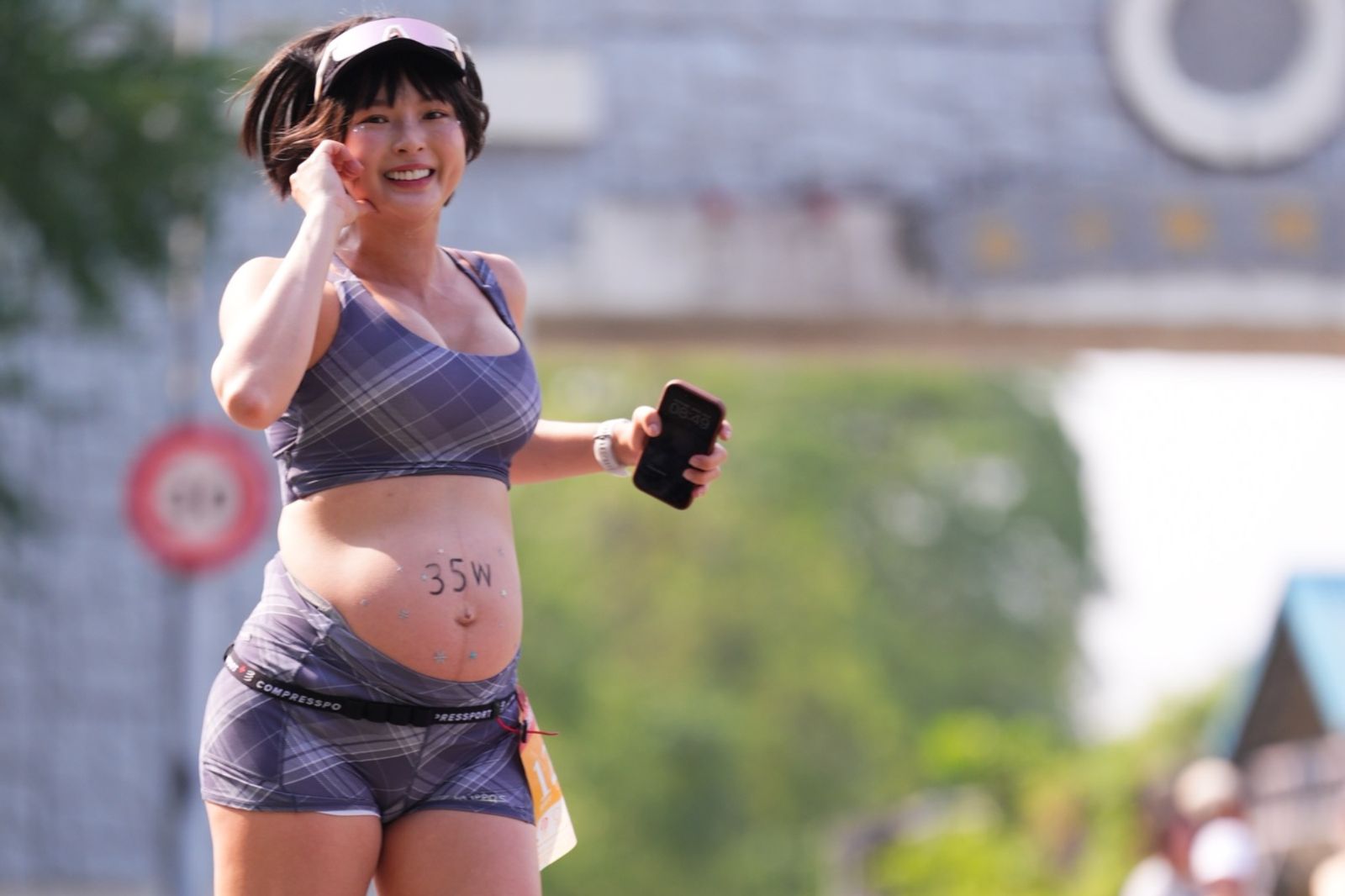 35歲女星挺36周孕肚雨中跑馬拉松　「地表最強孕婦」震驚網友！吐露產前心聲嗆酸民：人生是累積