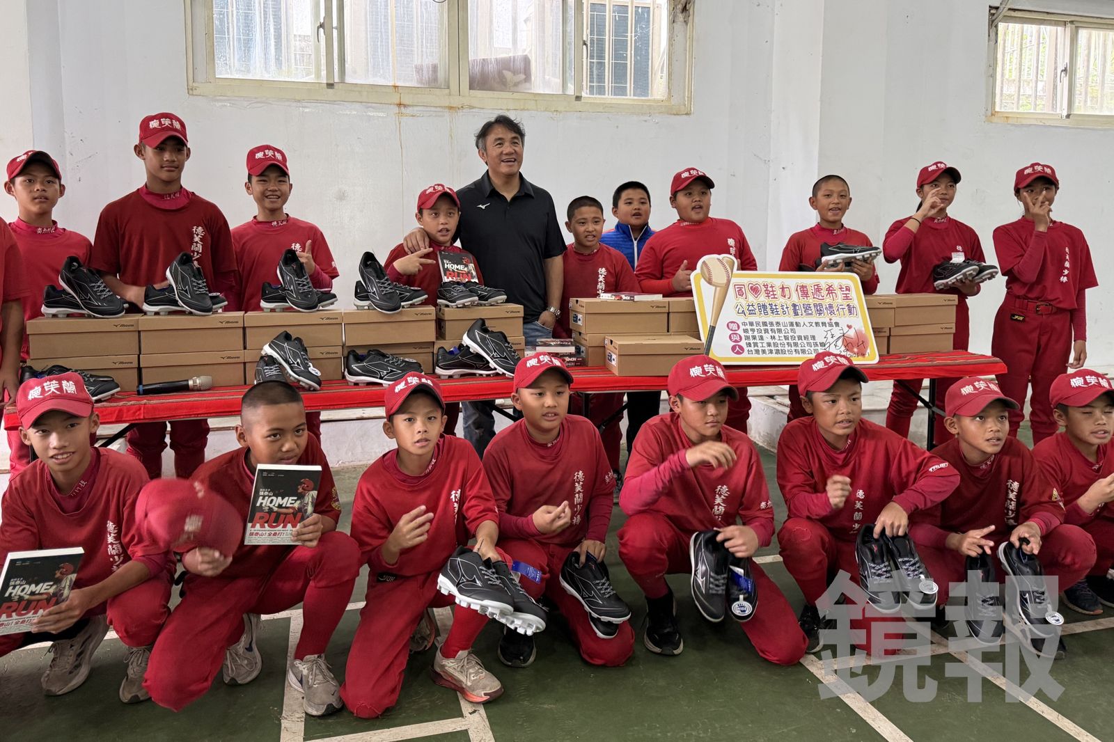台中偏鄉的德芙蘭少棒隊球員獲贈全新球鞋，與「森林王子」張泰山開心合照留念。民眾提供