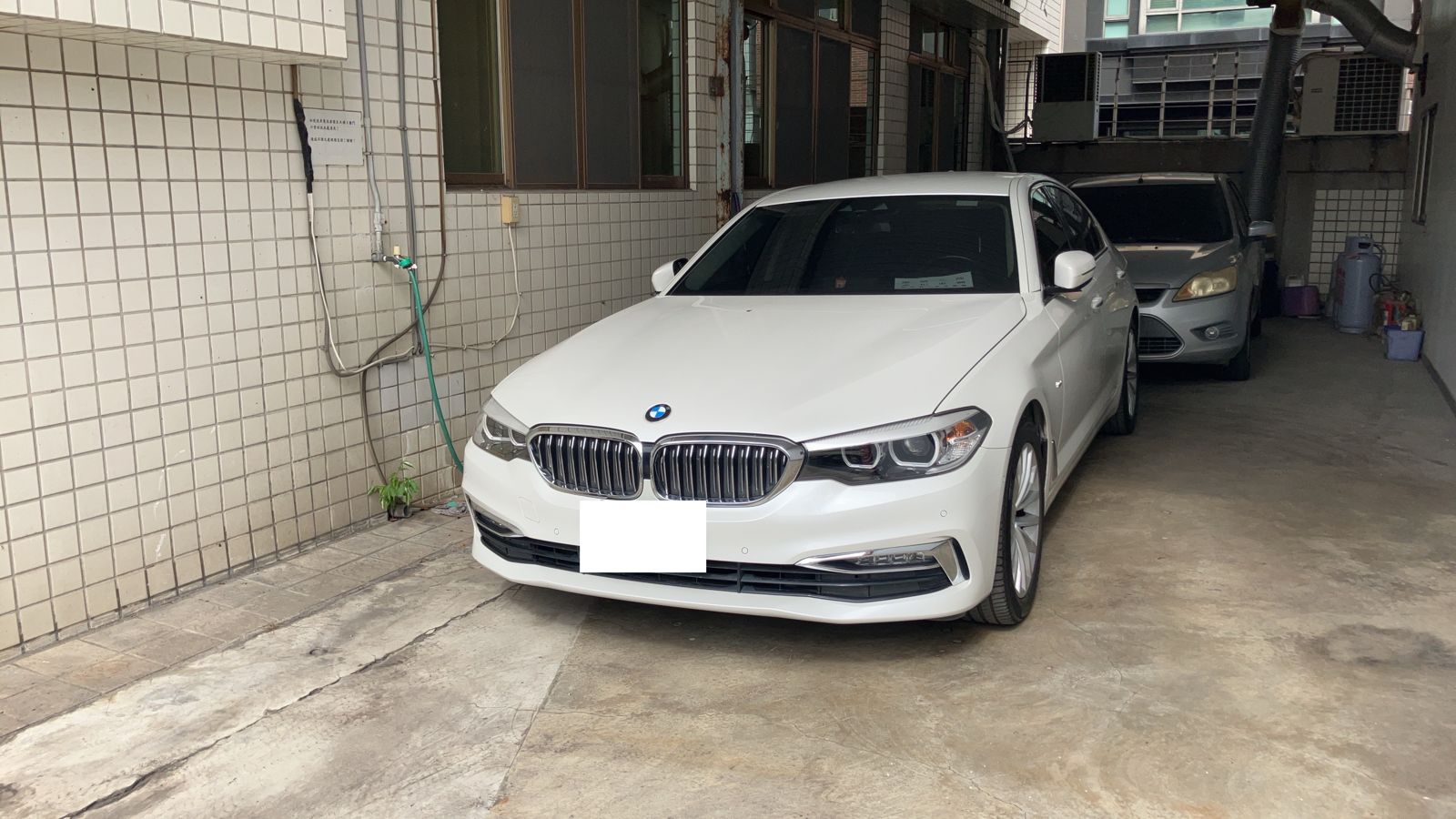 有片/鳳山豪宅藏水房洗錢80億!馬國機房女王返台攜弟操盤 警抄3房產查扣名表黃金