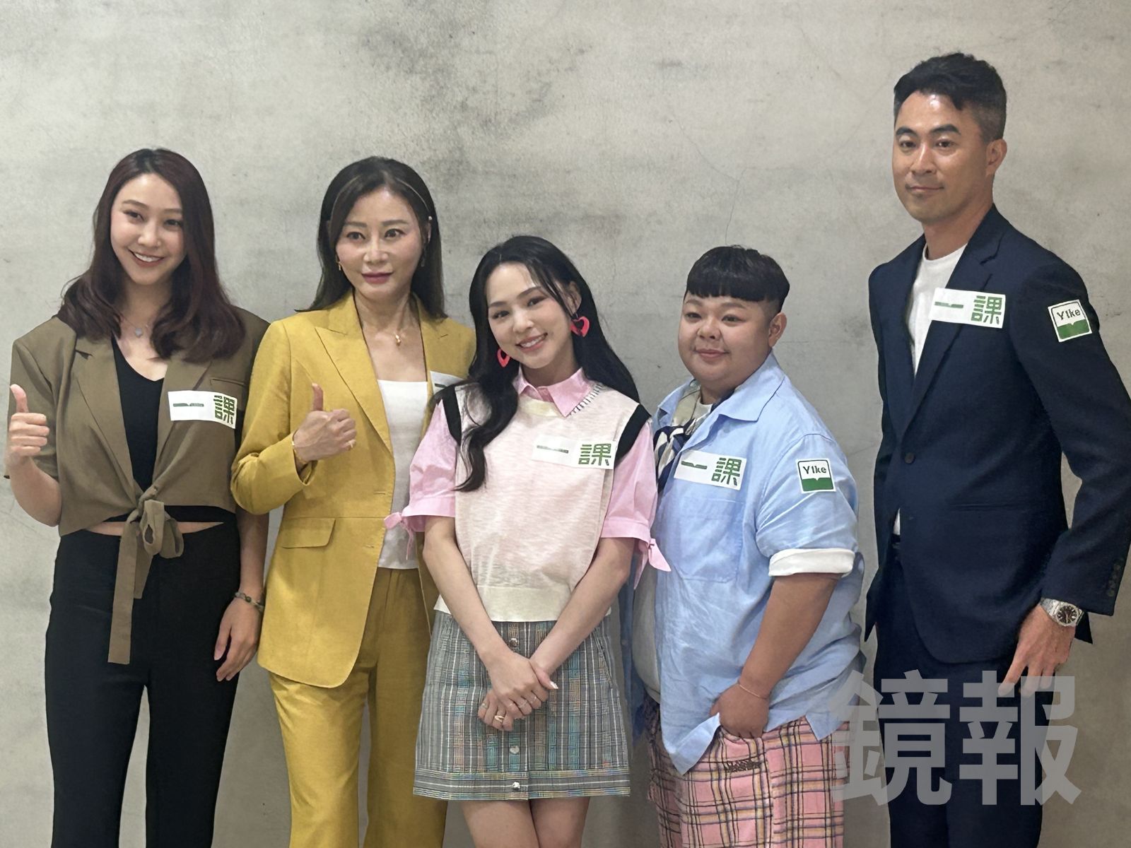 姚蜜(左起)、算命師吳美玲、熊熊、小亨堡、大榮伯郭文瑞。吳昕蓓拍攝