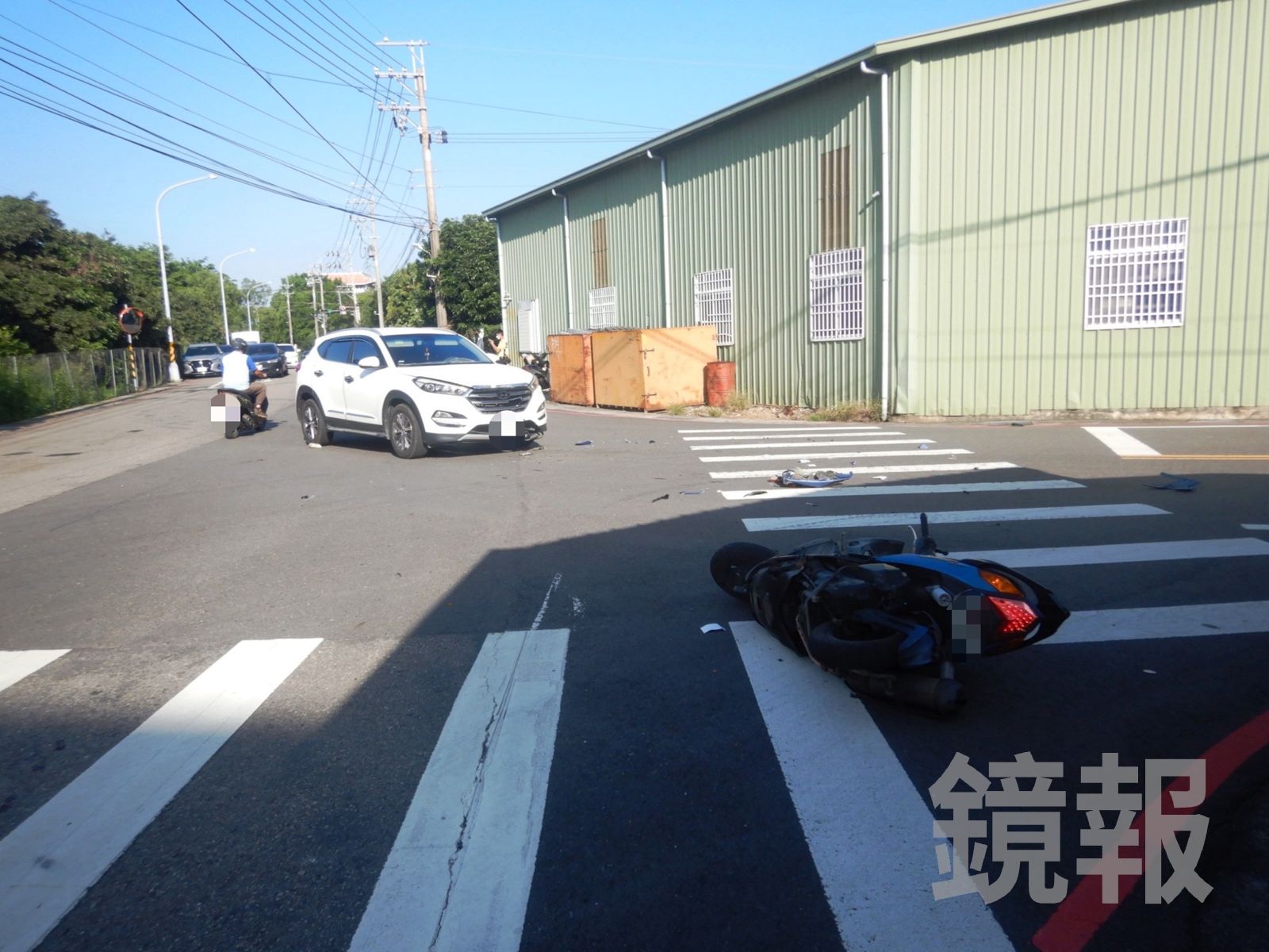 台中神岡發生肇事逃逸車禍，休旅車與機車發生碰撞，現場散落不少碎片。民眾提供