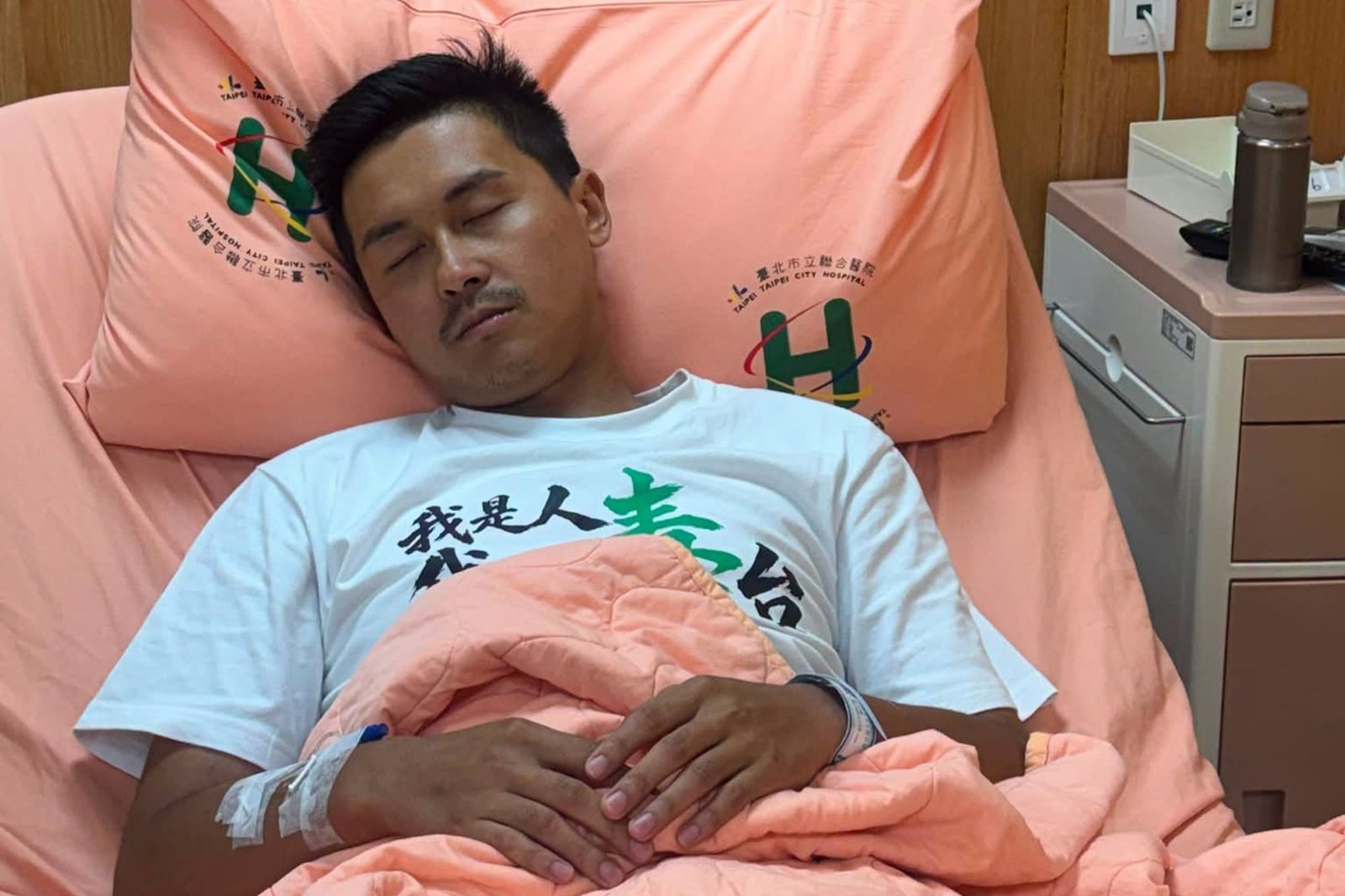 絕食致血糖過低!何元楷昨遭強制送醫後住院:會繼續為食安打拚